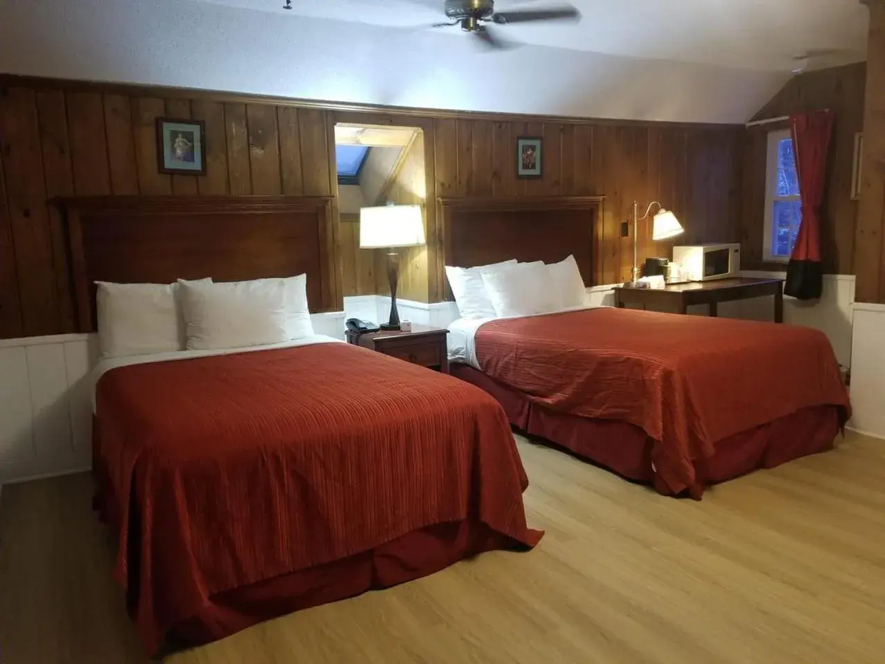 Deluxe Double Room with Two Double Beds in Stonybrook Motel & Lodge Deluxe Double Room with Two Double Beds in Stonybrook Motel & Lodge