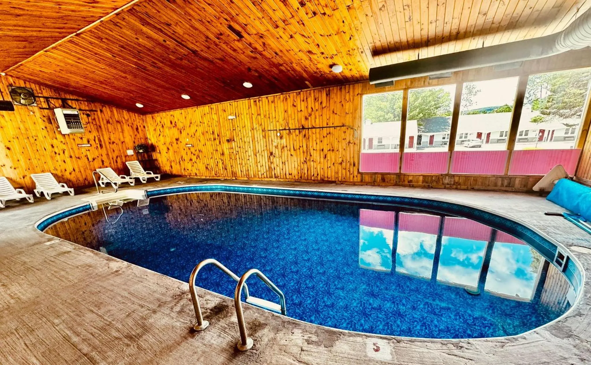 Pool view in Stonybrook Motel & Lodge