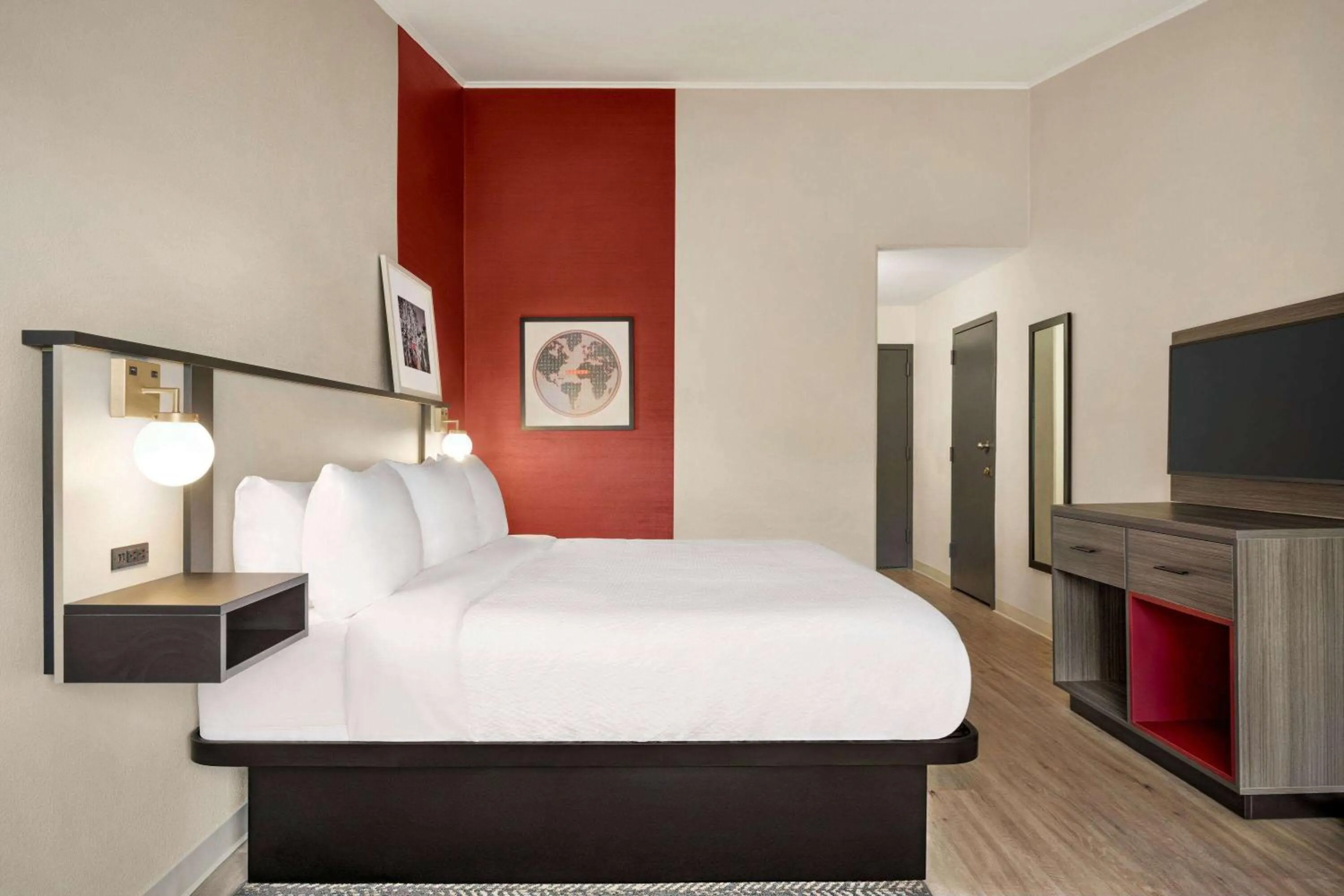 Photo of the whole room, Bed in Ramada by Wyndham Allentown Bethlehem