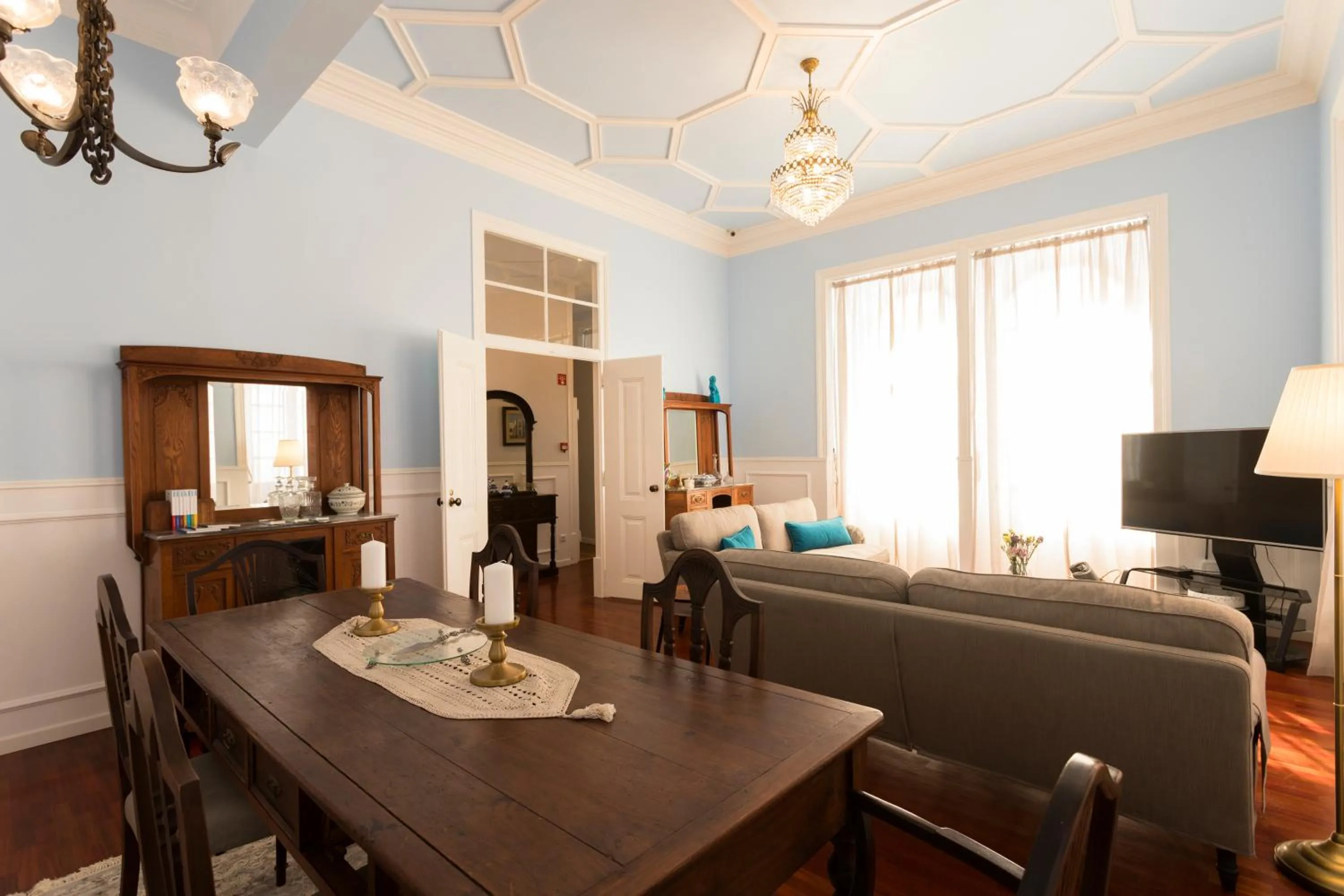 Communal lounge/ TV room in Ericeira Soul Guesthouse