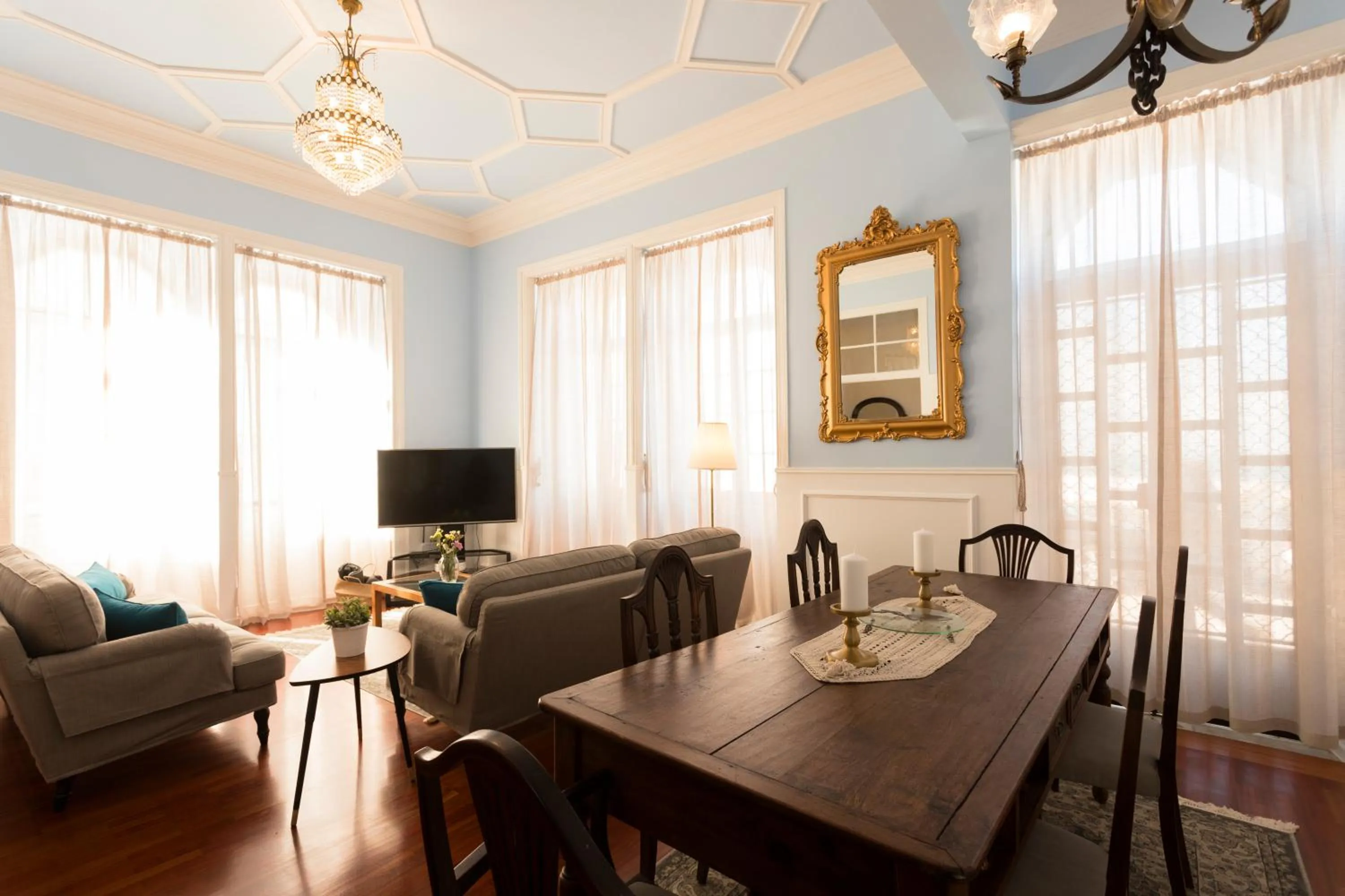 Communal lounge/ TV room in Ericeira Soul Guesthouse