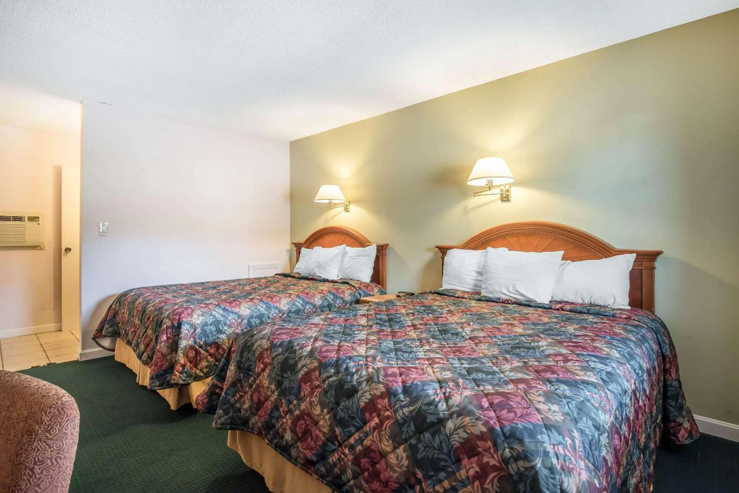 Photo of the whole room, Bed in Rodeway Inn Bellows Falls