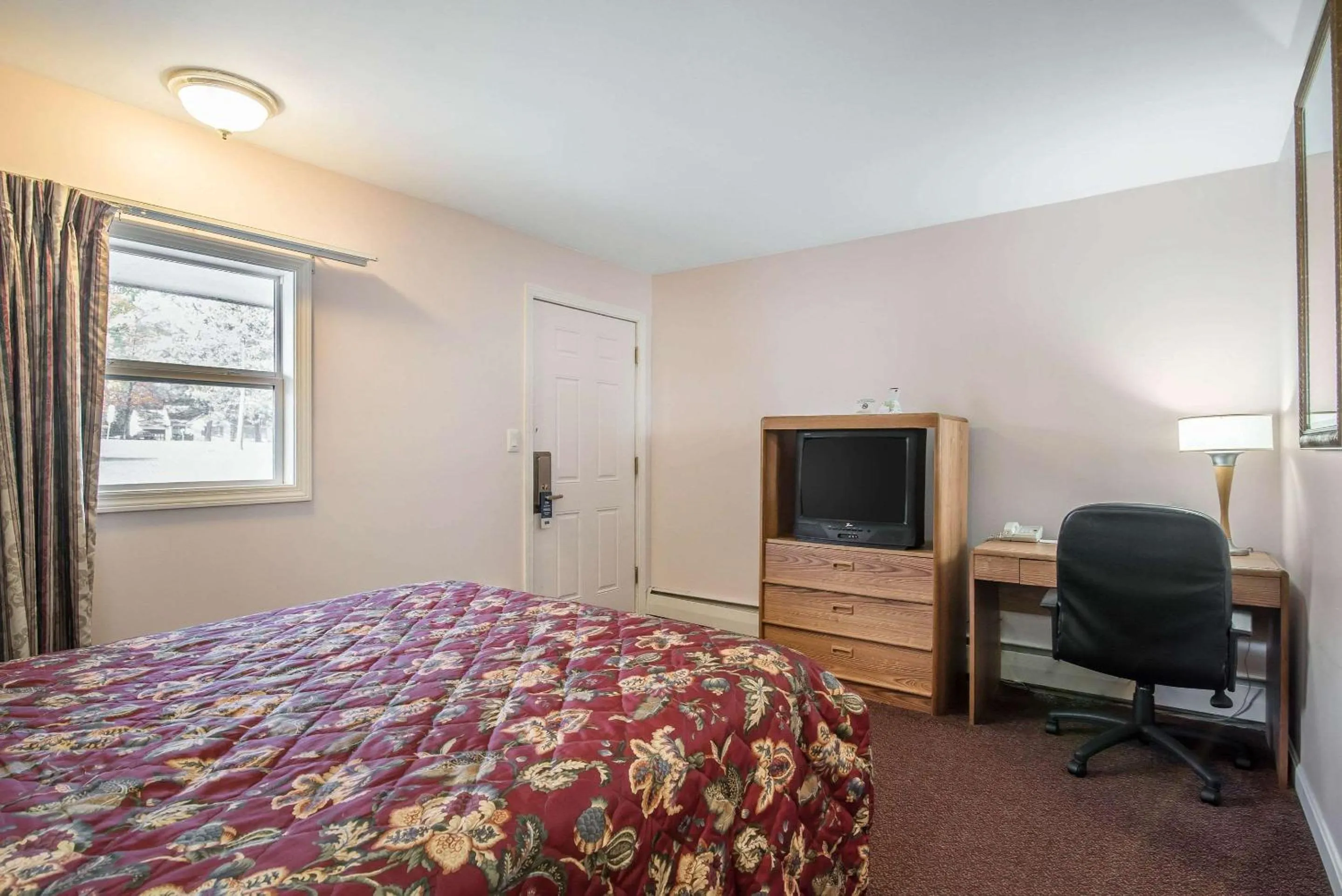 Photo of the whole room, Bed in Rodeway Inn Bellows Falls