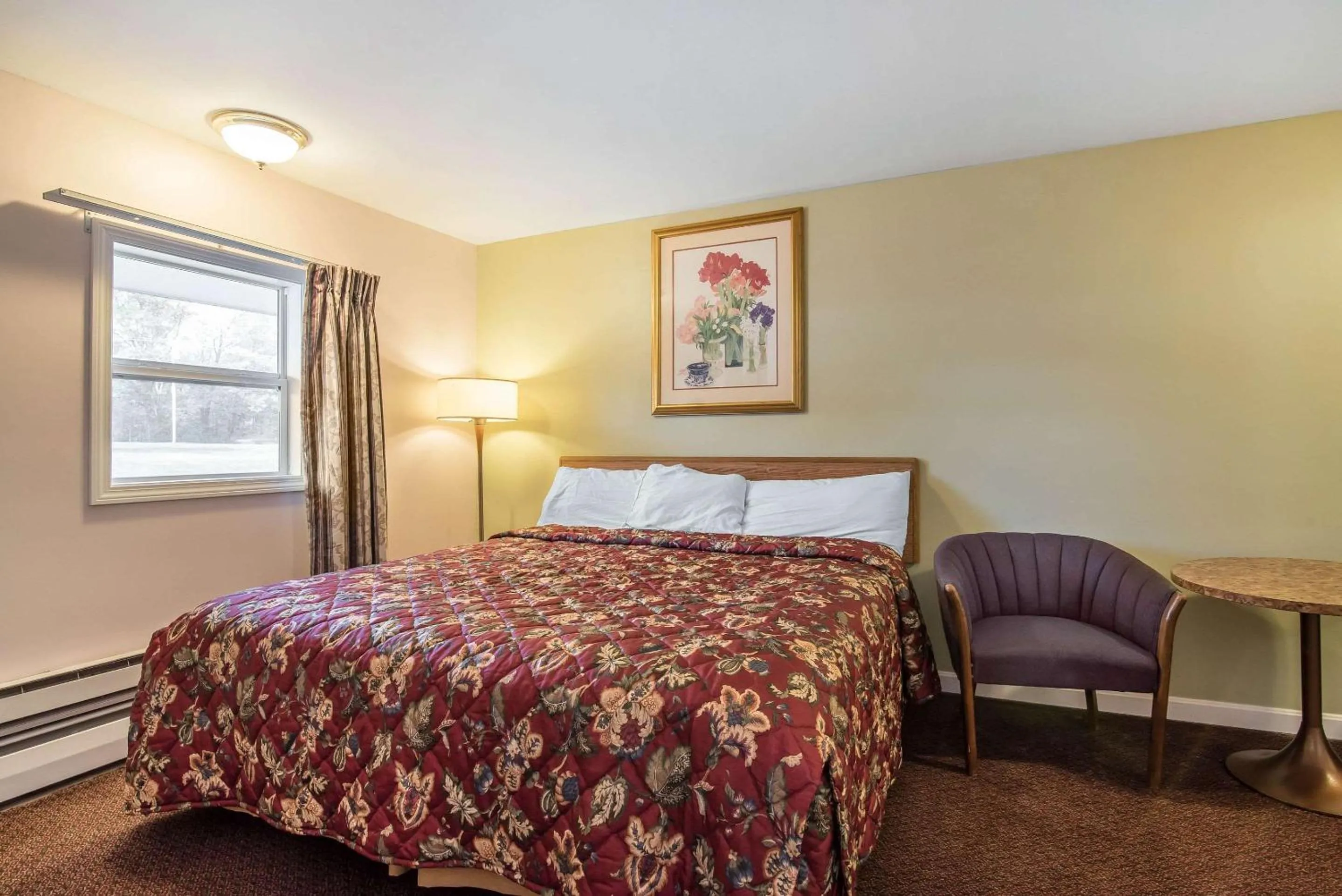 Photo of the whole room, Bed in Rodeway Inn Bellows Falls