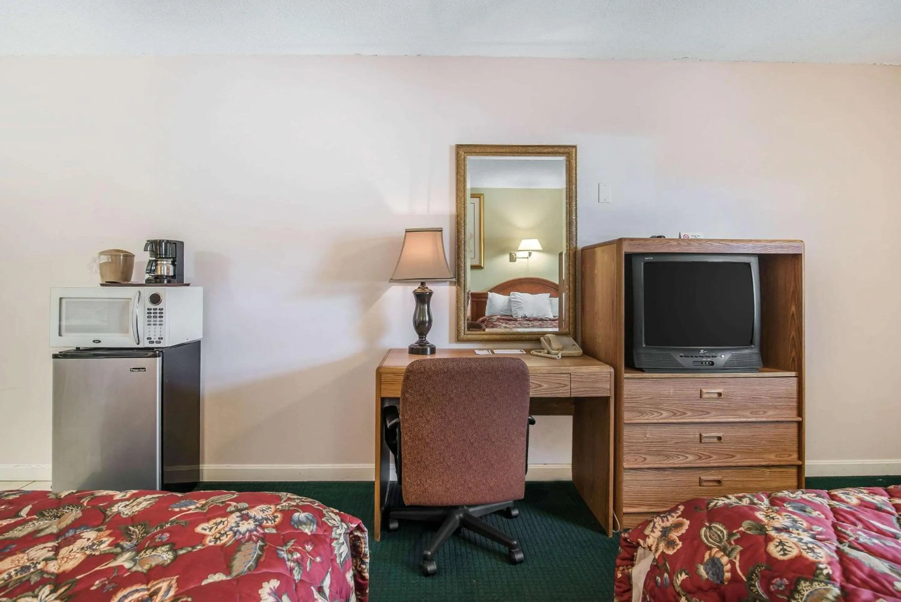 Photo of the whole room, Bed in Rodeway Inn Bellows Falls
