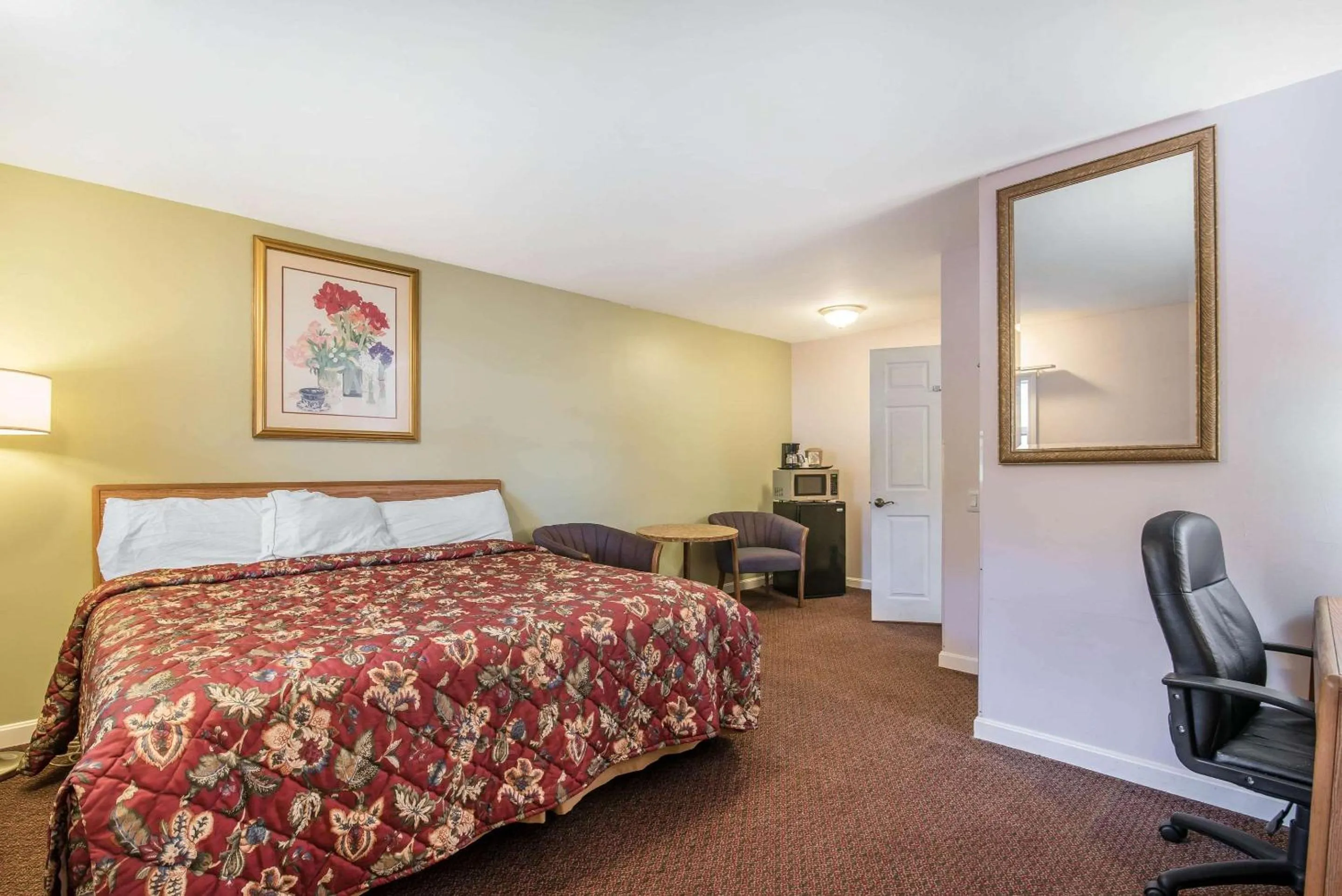 Photo of the whole room, Bed in Rodeway Inn Bellows Falls