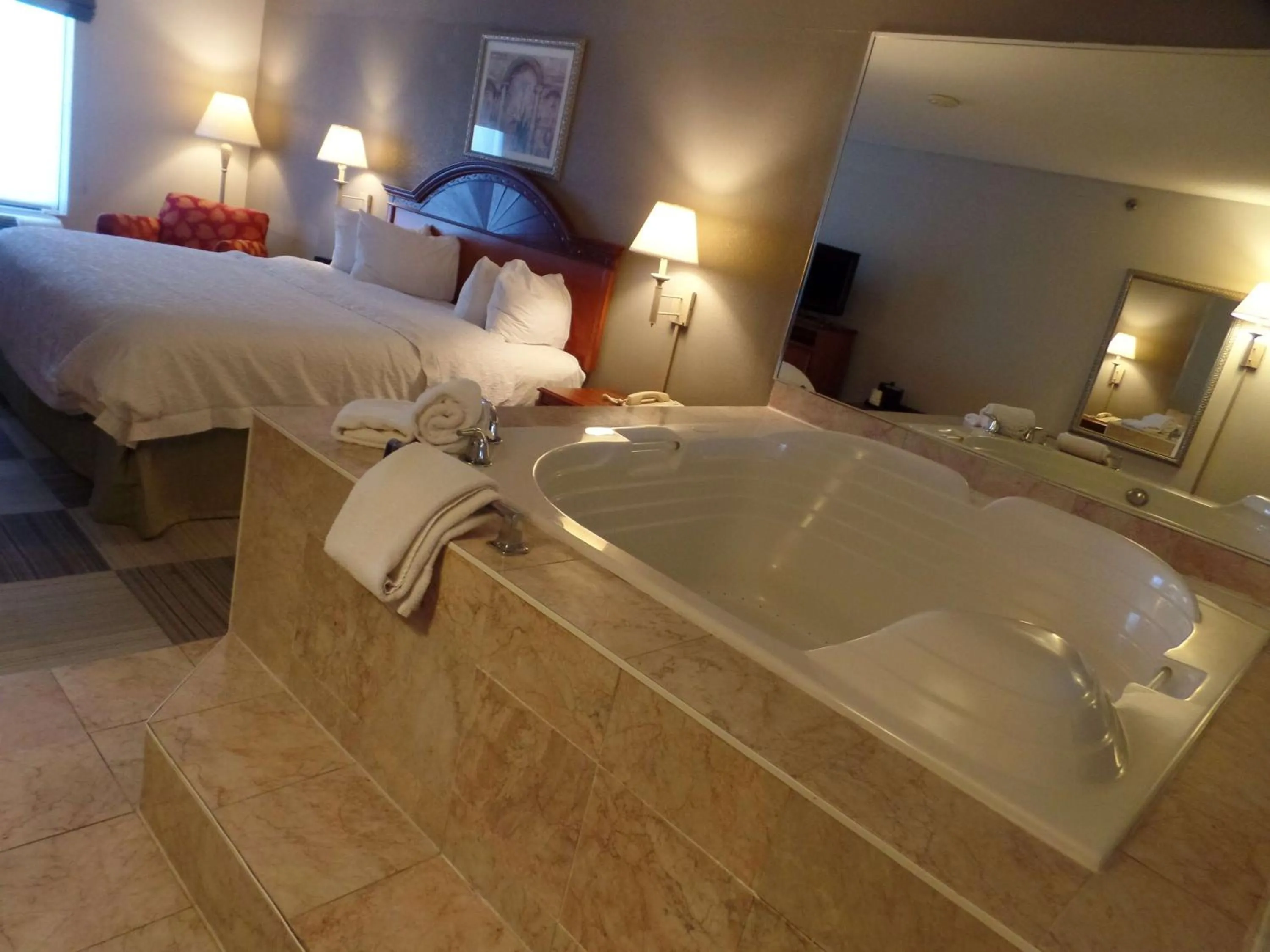 Bathroom, Bed in Hampton Inn Bowling Green