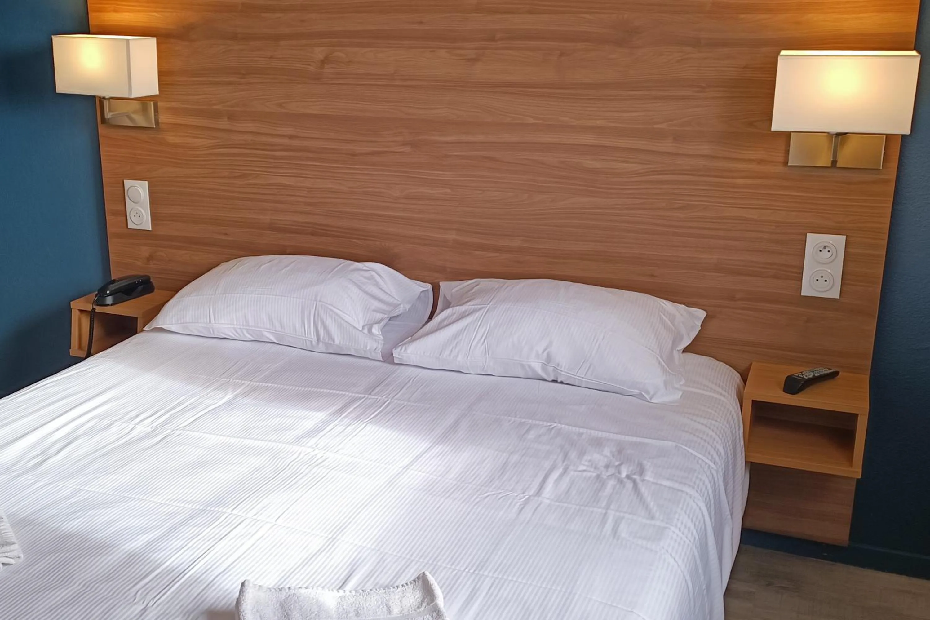 Bed in The Originals Access, Hôtel les Iris, Berck-sur-Mer