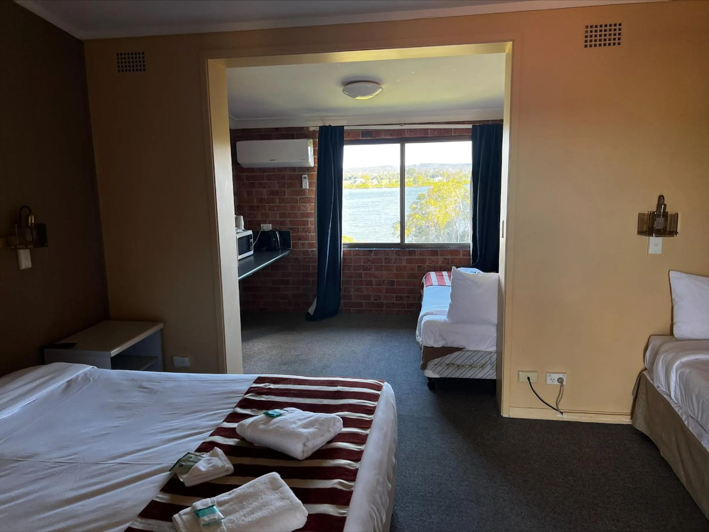 Bed in Riverview Motor Inn