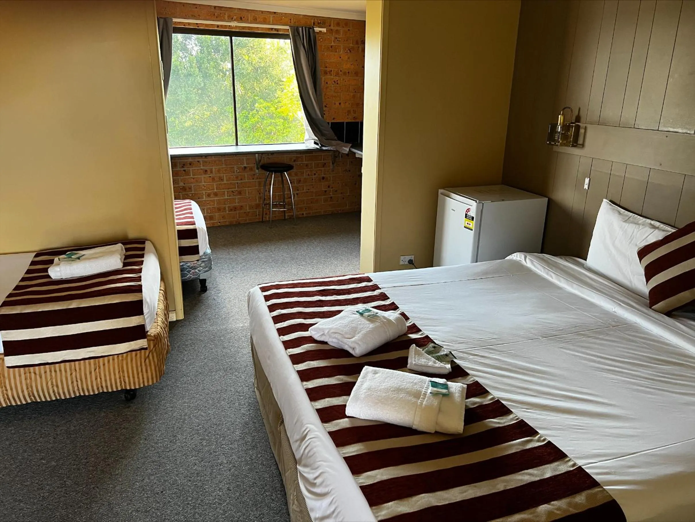 Bed in Riverview Motor Inn