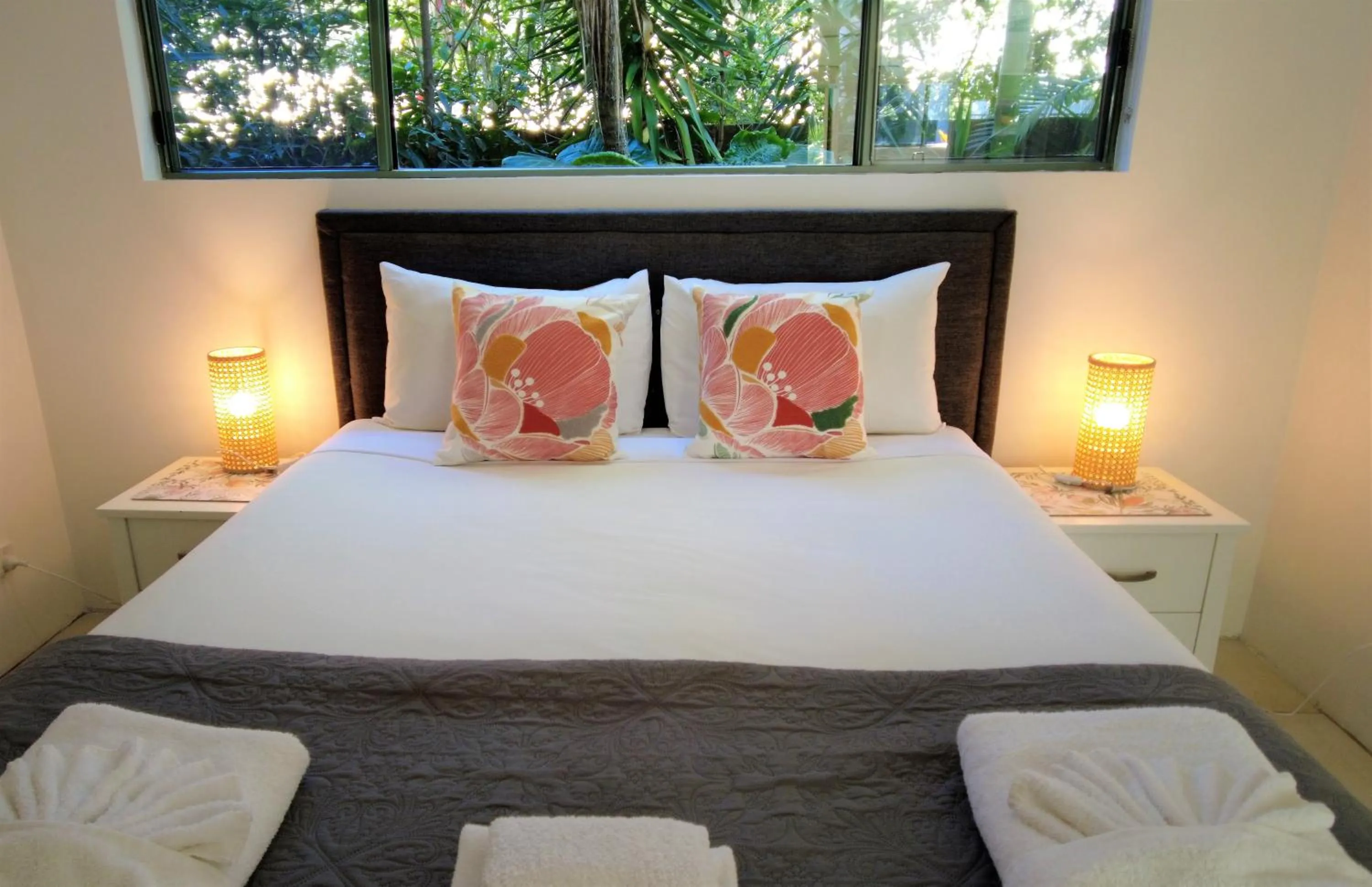 Bed in Noosa River Retreat Holiday Apartments