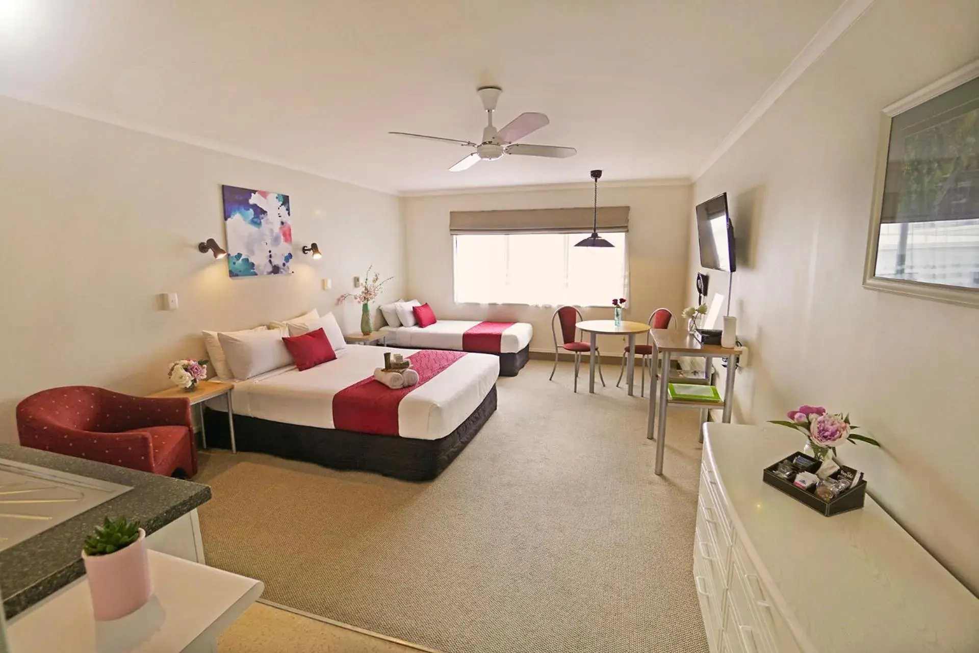 Studio with Hot Tub (3 Adults) in Ashwood Manor Motor Lodge Studio with Hot Tub (3 Adults) in Ashwood Manor Motor Lodge