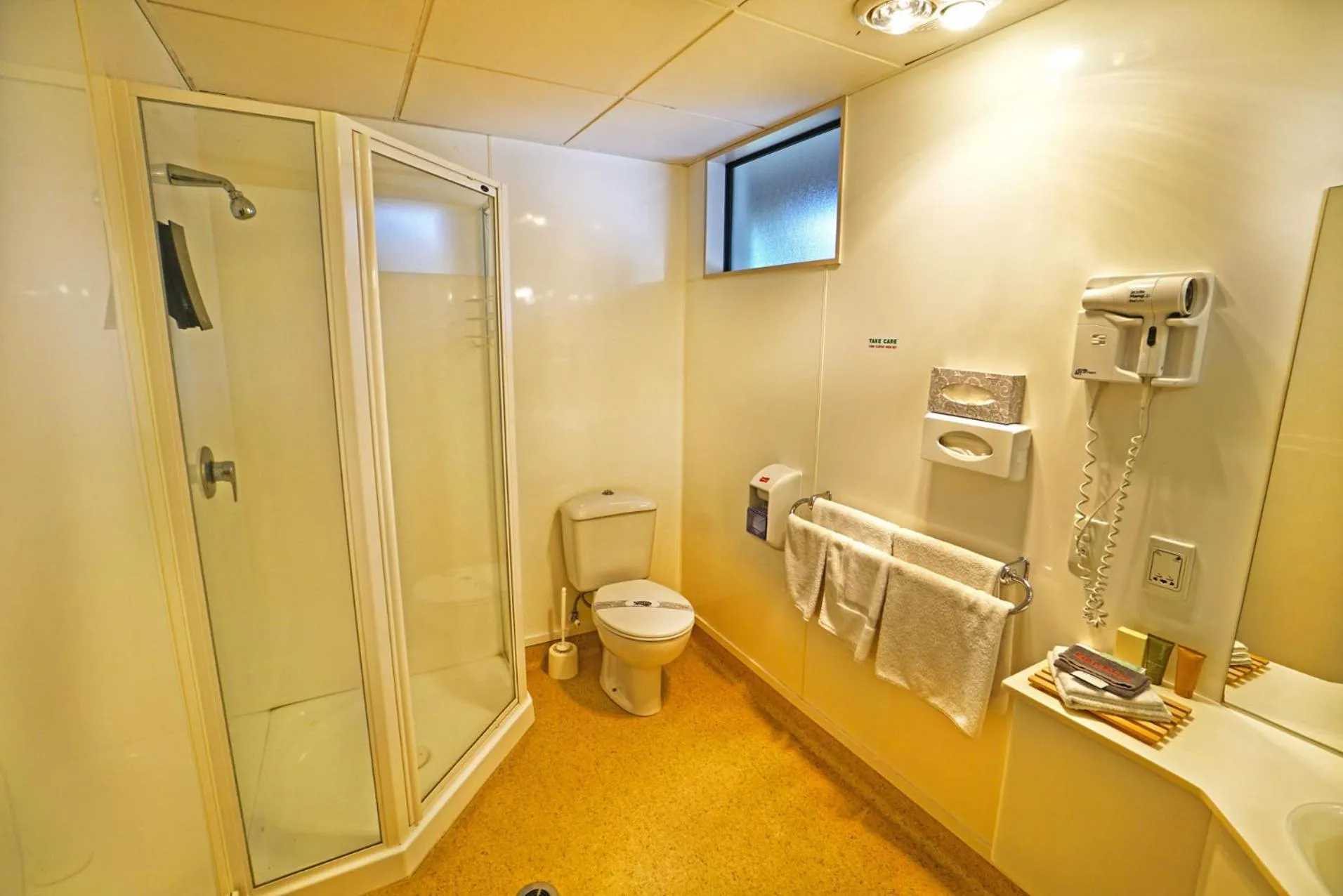 Bathroom in Ashwood Manor Motor Lodge