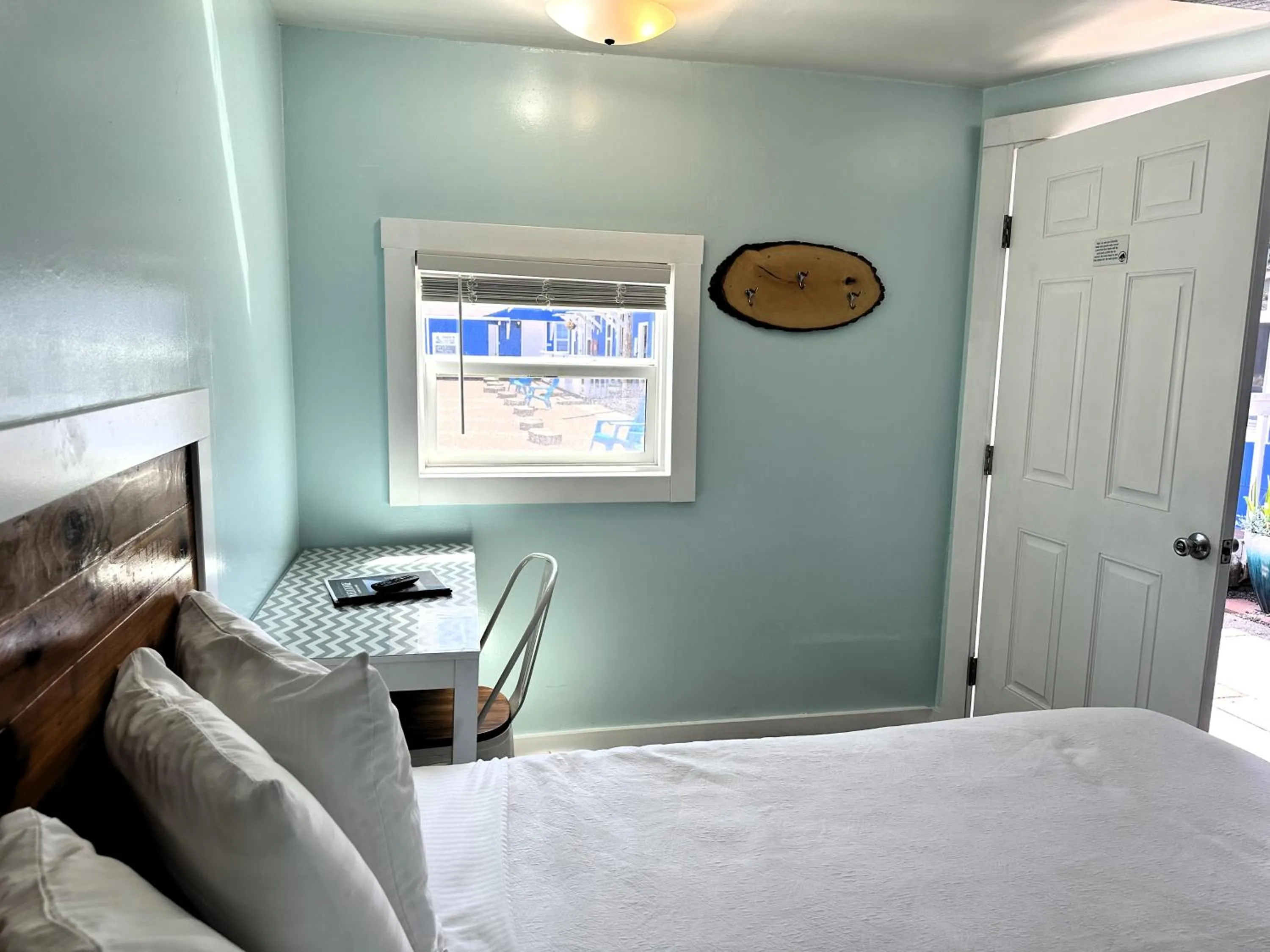 Bed in The Anchorage Motel