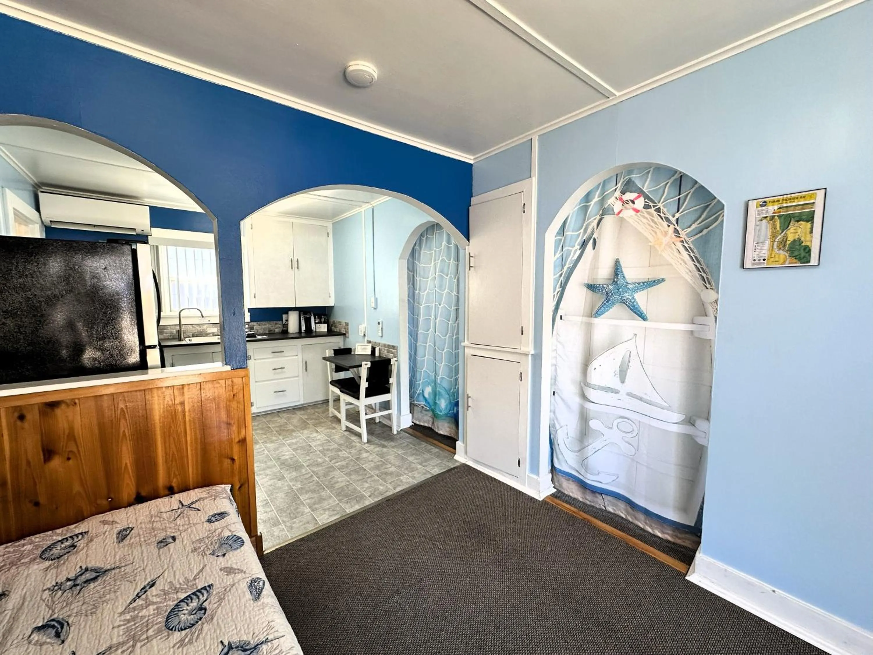 Photo of the whole room, Bed in The Anchorage Motel