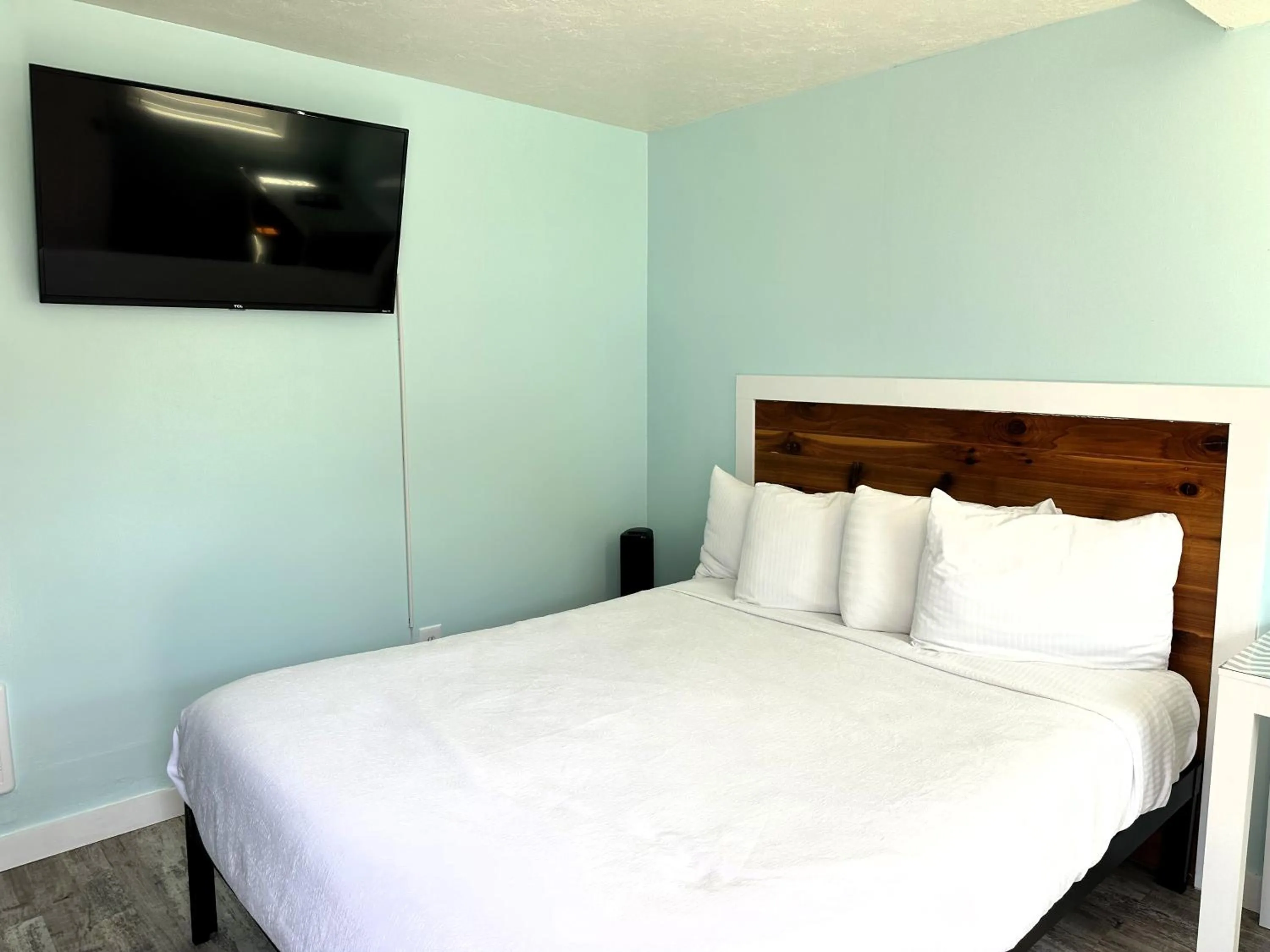 Bed in The Anchorage Motel