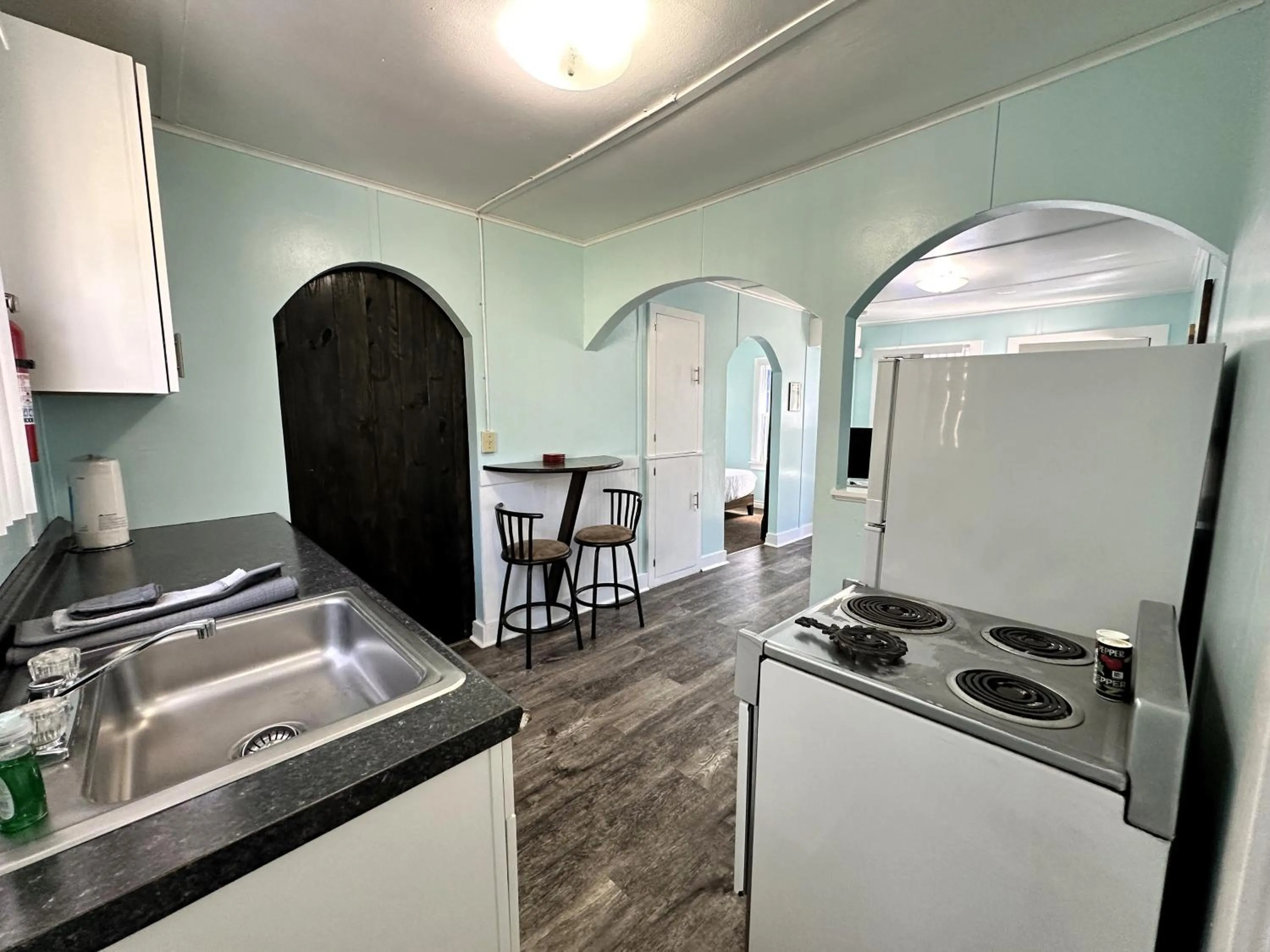 Kitchen or kitchenette in The Anchorage Motel