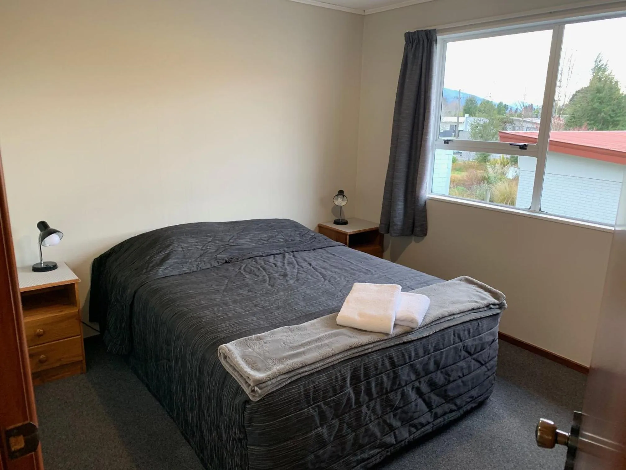 Bedroom, Bed in Red Tussock Motel