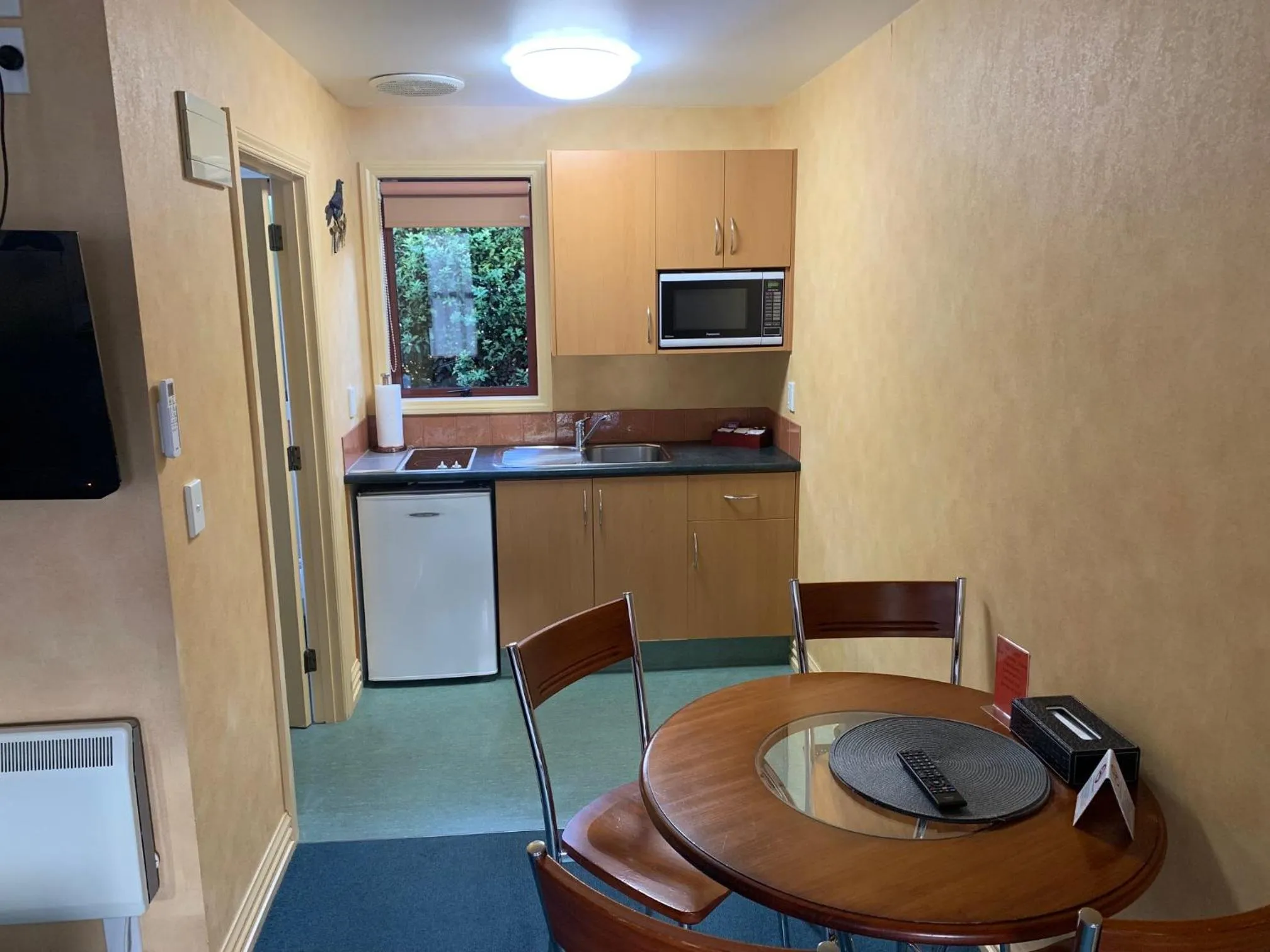 Kitchen or kitchenette in Red Tussock Motel
