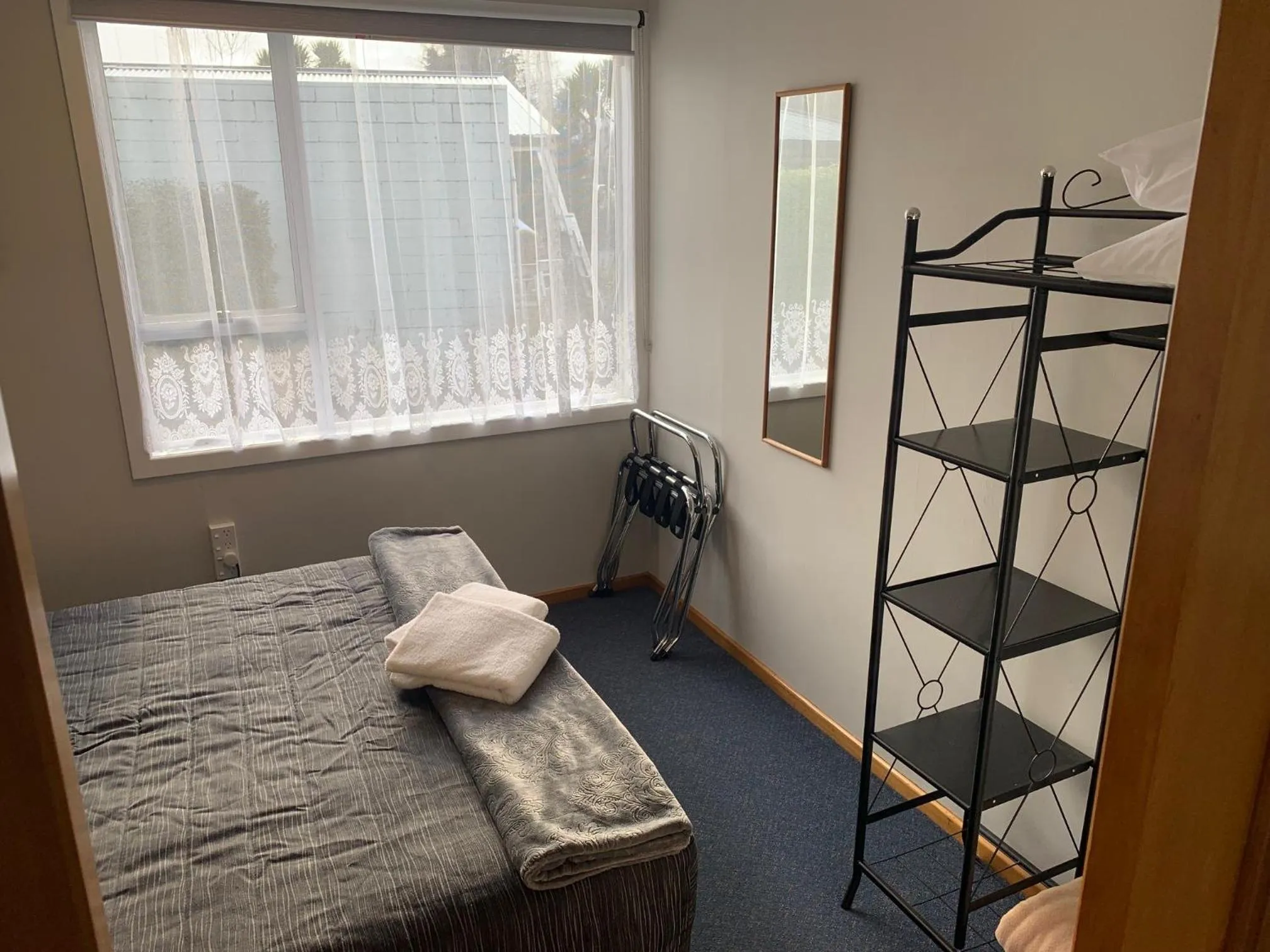 Bedroom, Bed in Red Tussock Motel