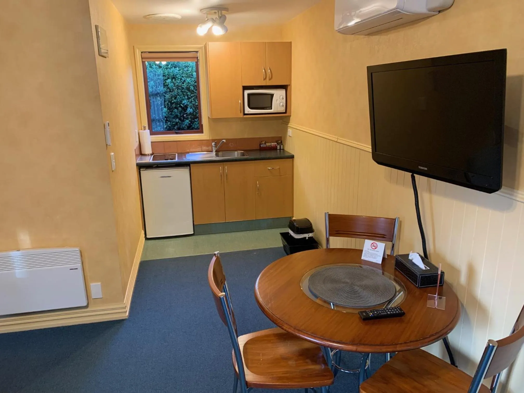 Kitchen or kitchenette in Red Tussock Motel