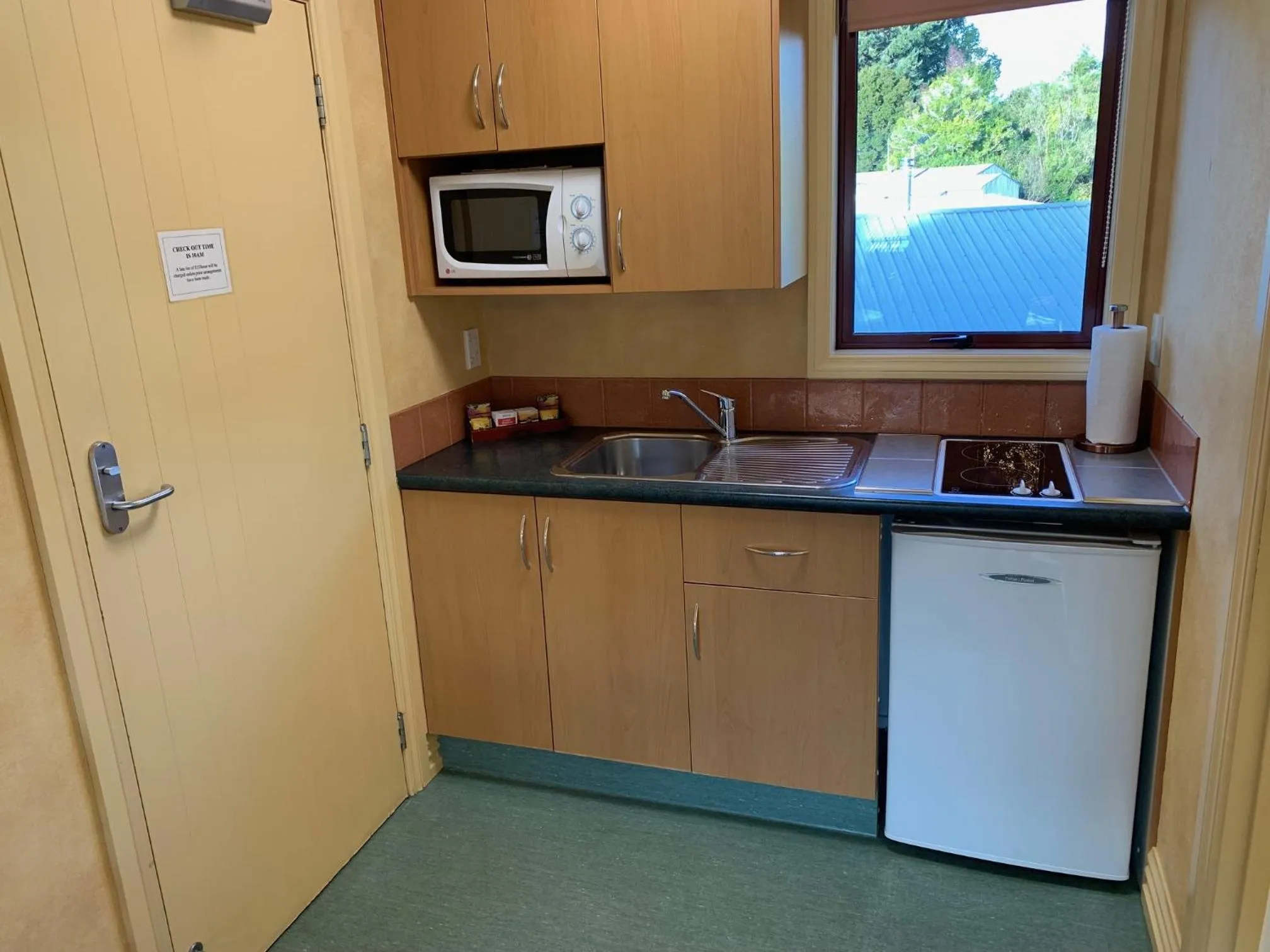 Kitchen or kitchenette in Red Tussock Motel