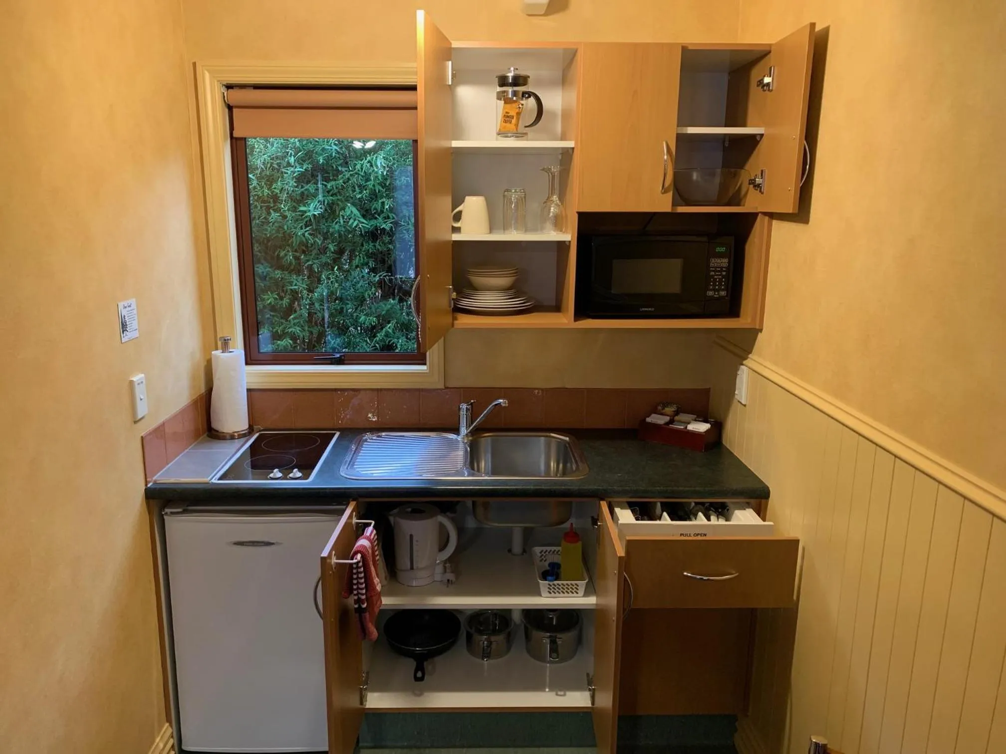 Kitchen or kitchenette in Red Tussock Motel