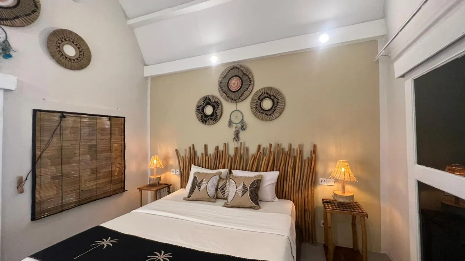 Bedroom, Bed in Living Trawangan Hotel