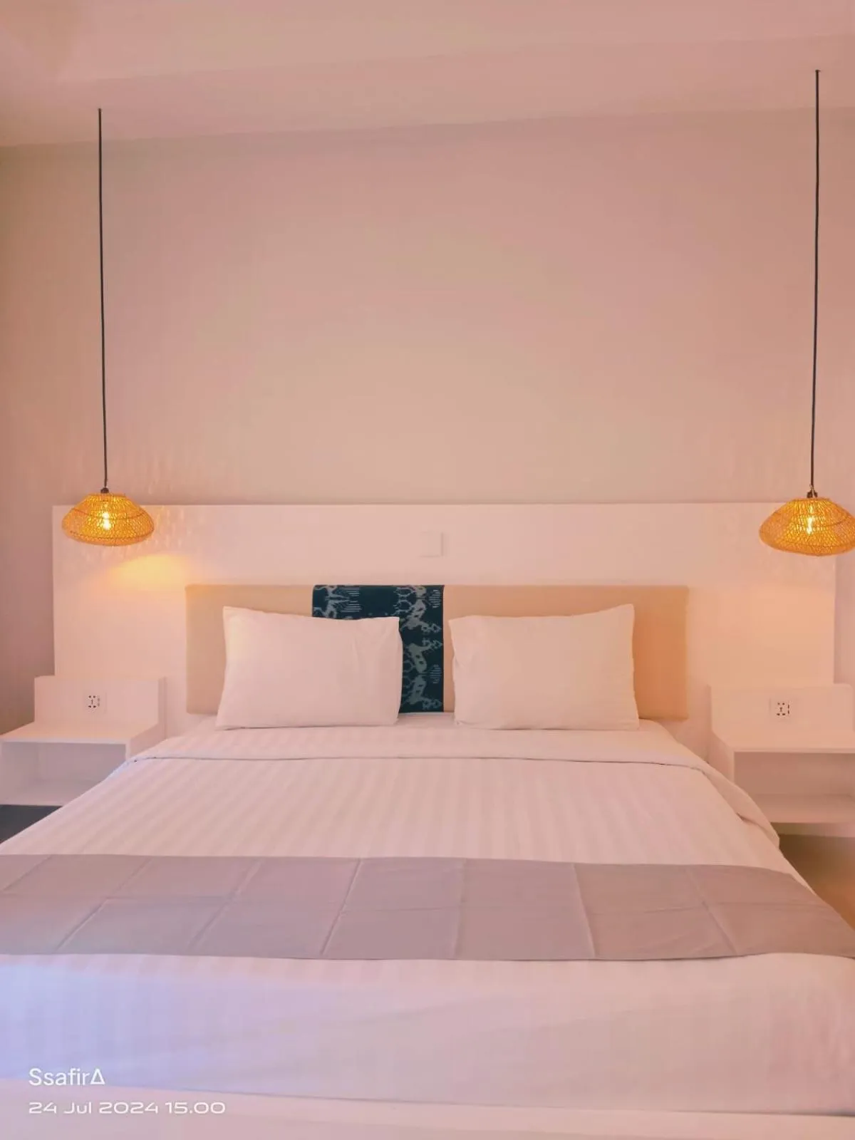 Bedroom, Bed in Living Trawangan Hotel