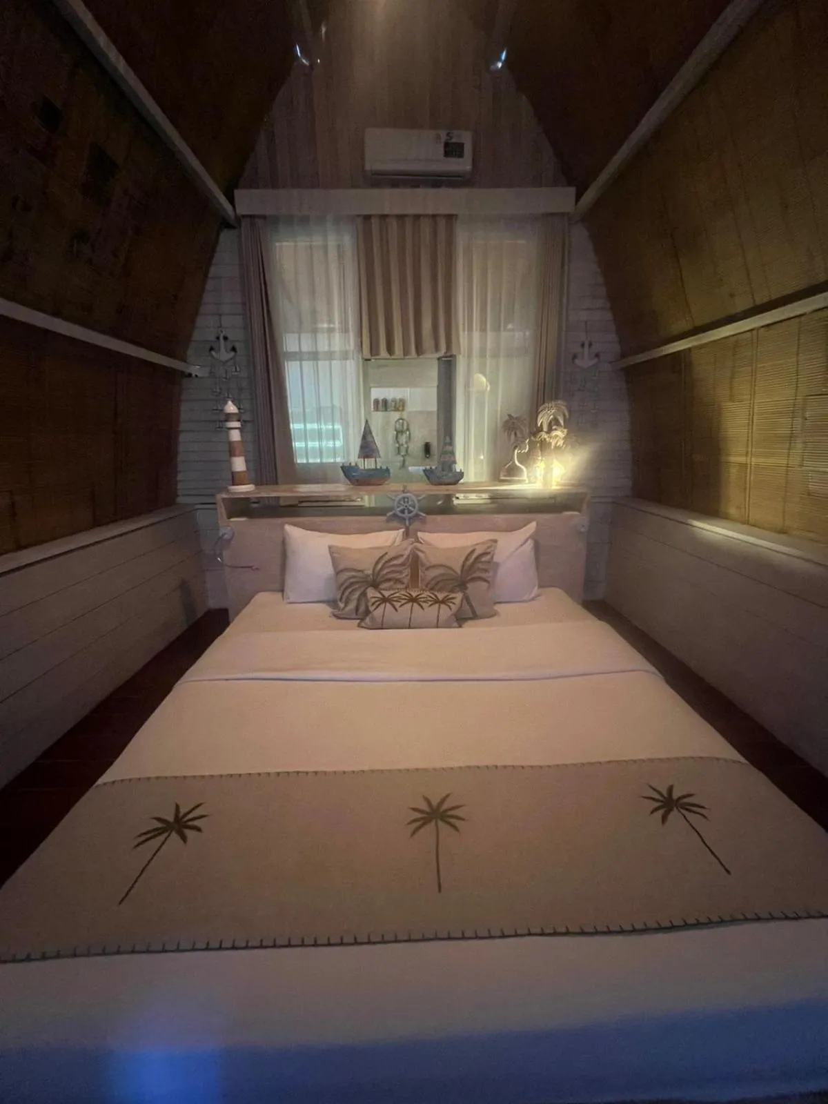 Bedroom, Bed in Living Trawangan Hotel