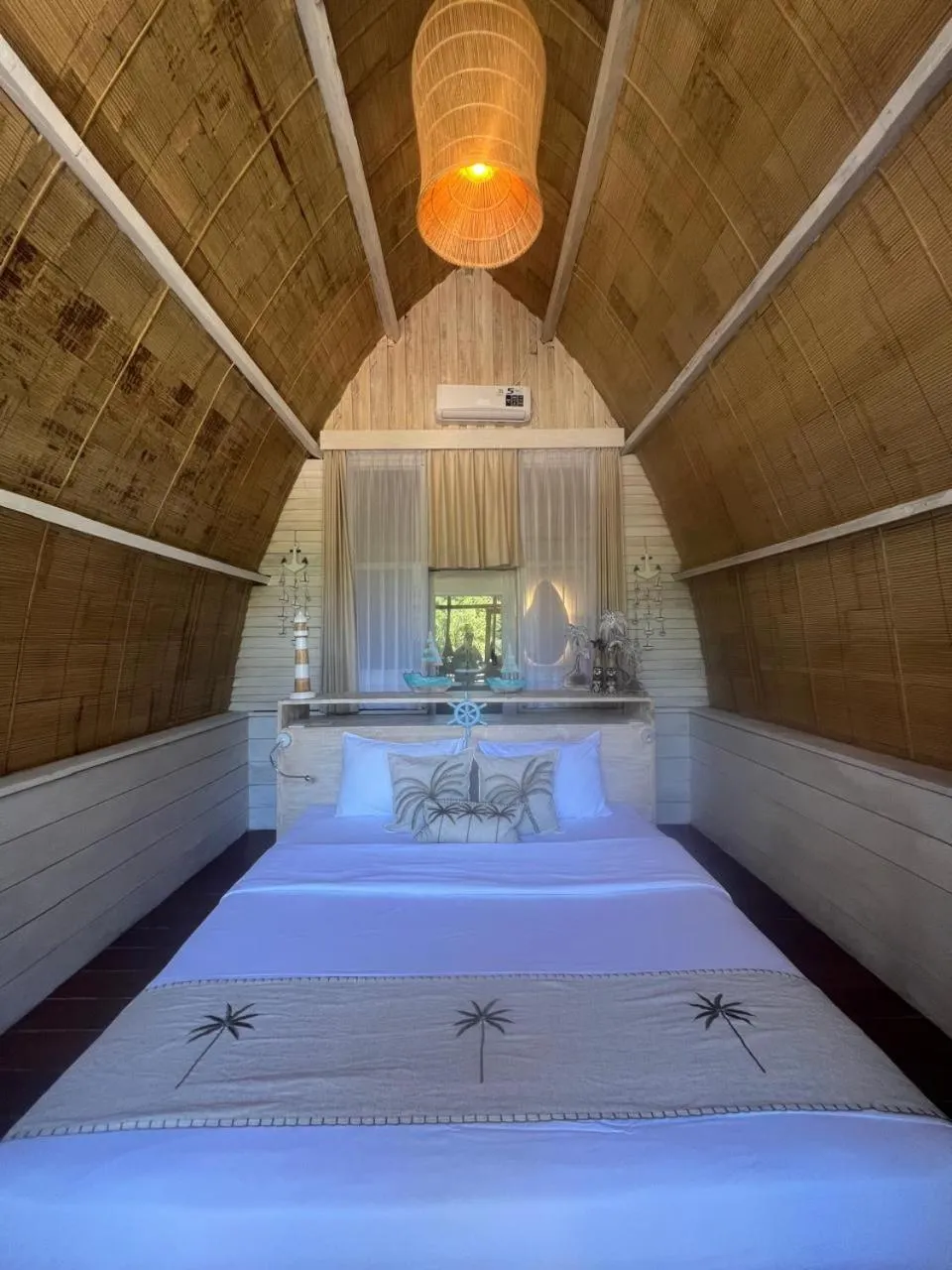 Bedroom, Bed in Living Trawangan Hotel