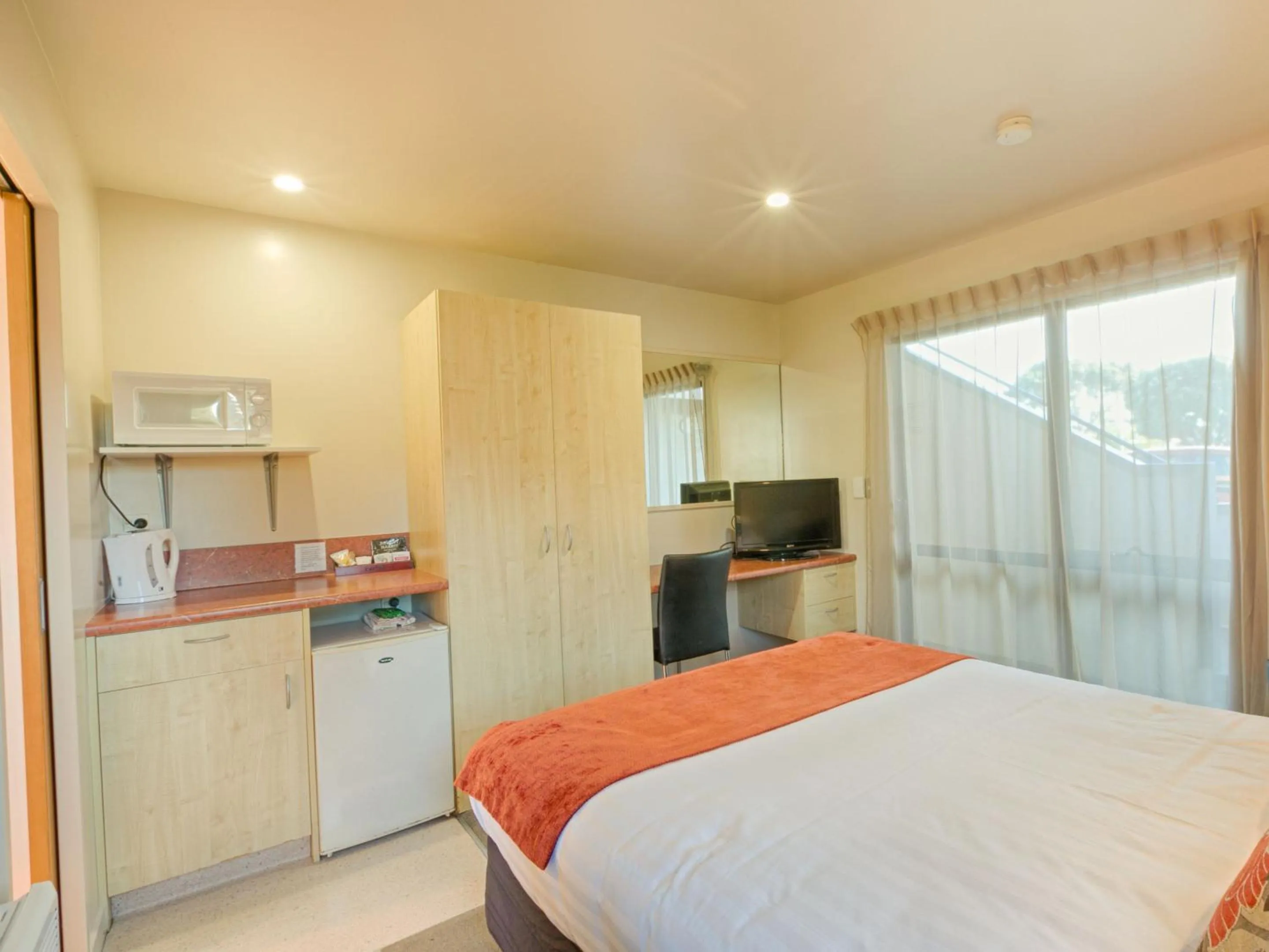 Kitchen or kitchenette, Bed in Bella Vista Motel Greymouth