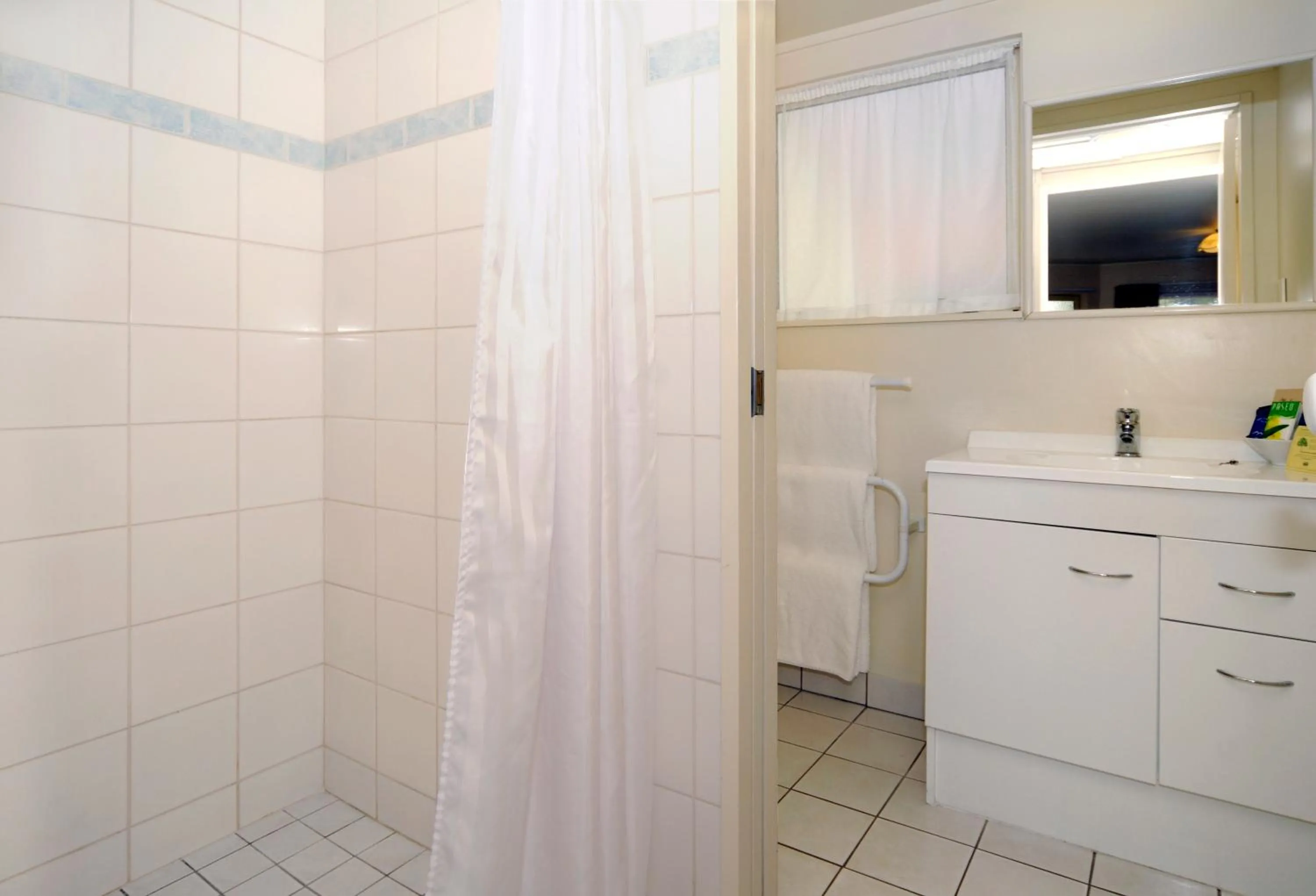 One-Bedroom Apartment with Hot Tub in Geneva Motor Lodge