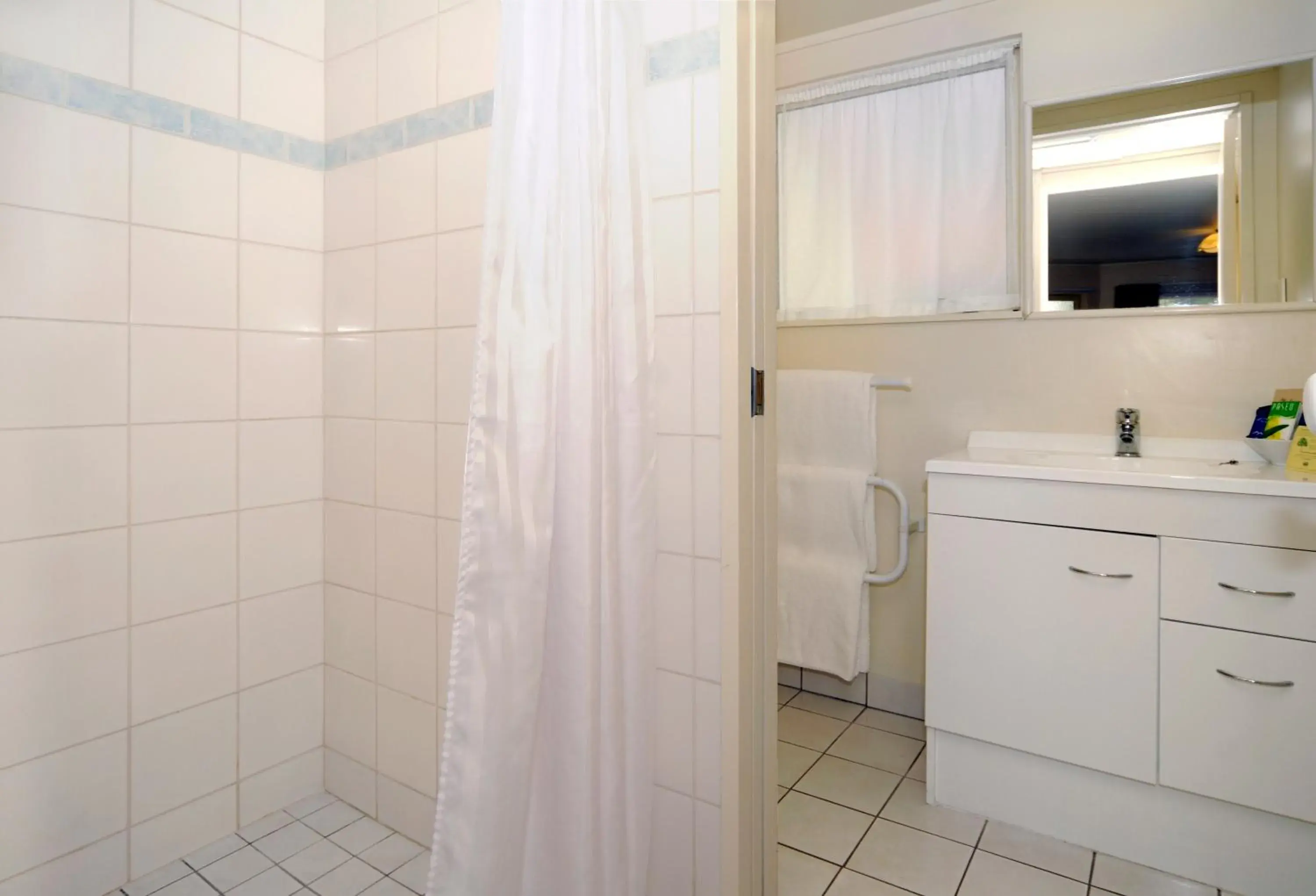 One-Bedroom Apartment with Hot Tub in Geneva Motor Lodge One-Bedroom Apartment with Hot Tub in Geneva Motor Lodge