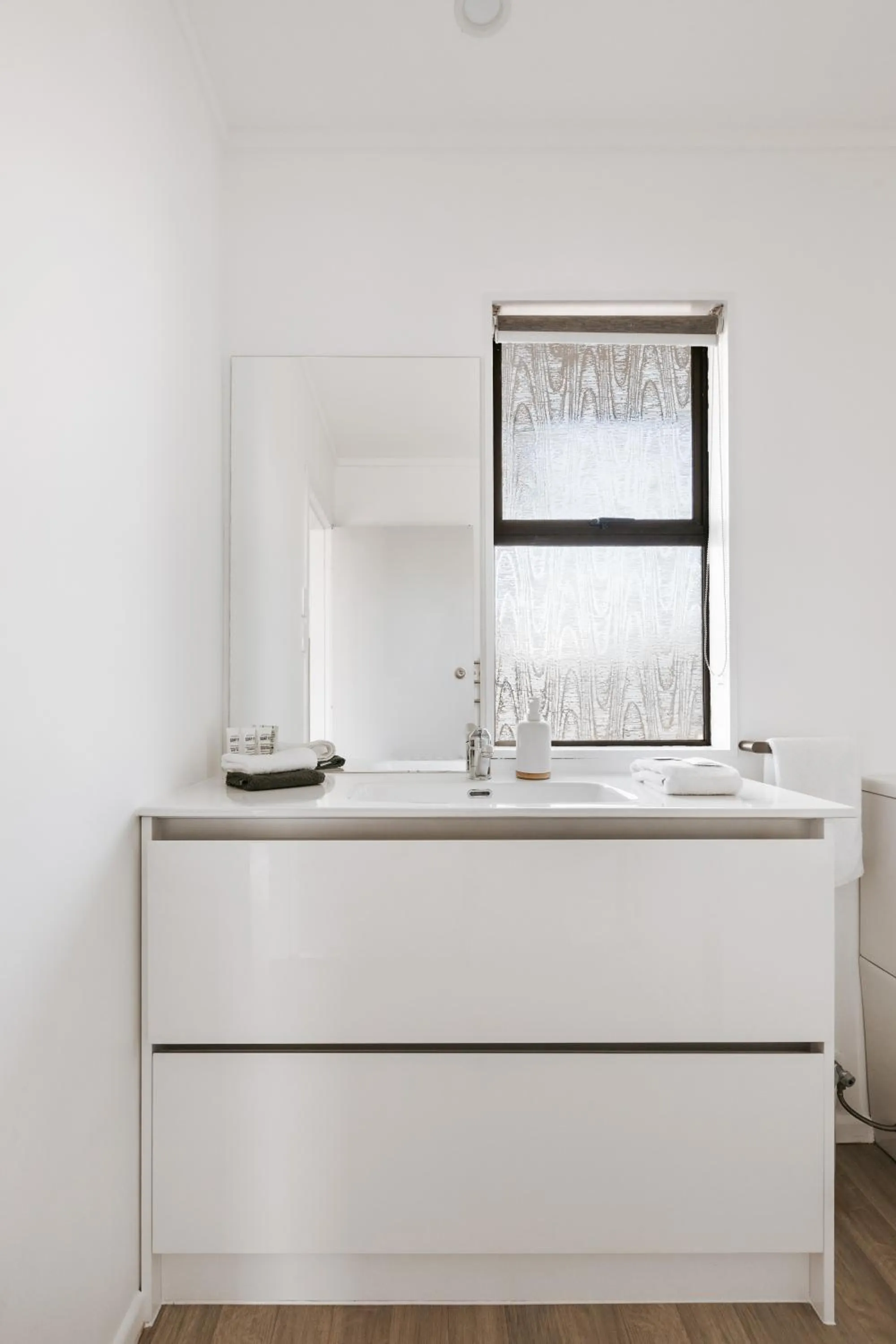 Cobblestone Court Motel - Wenzel Motels