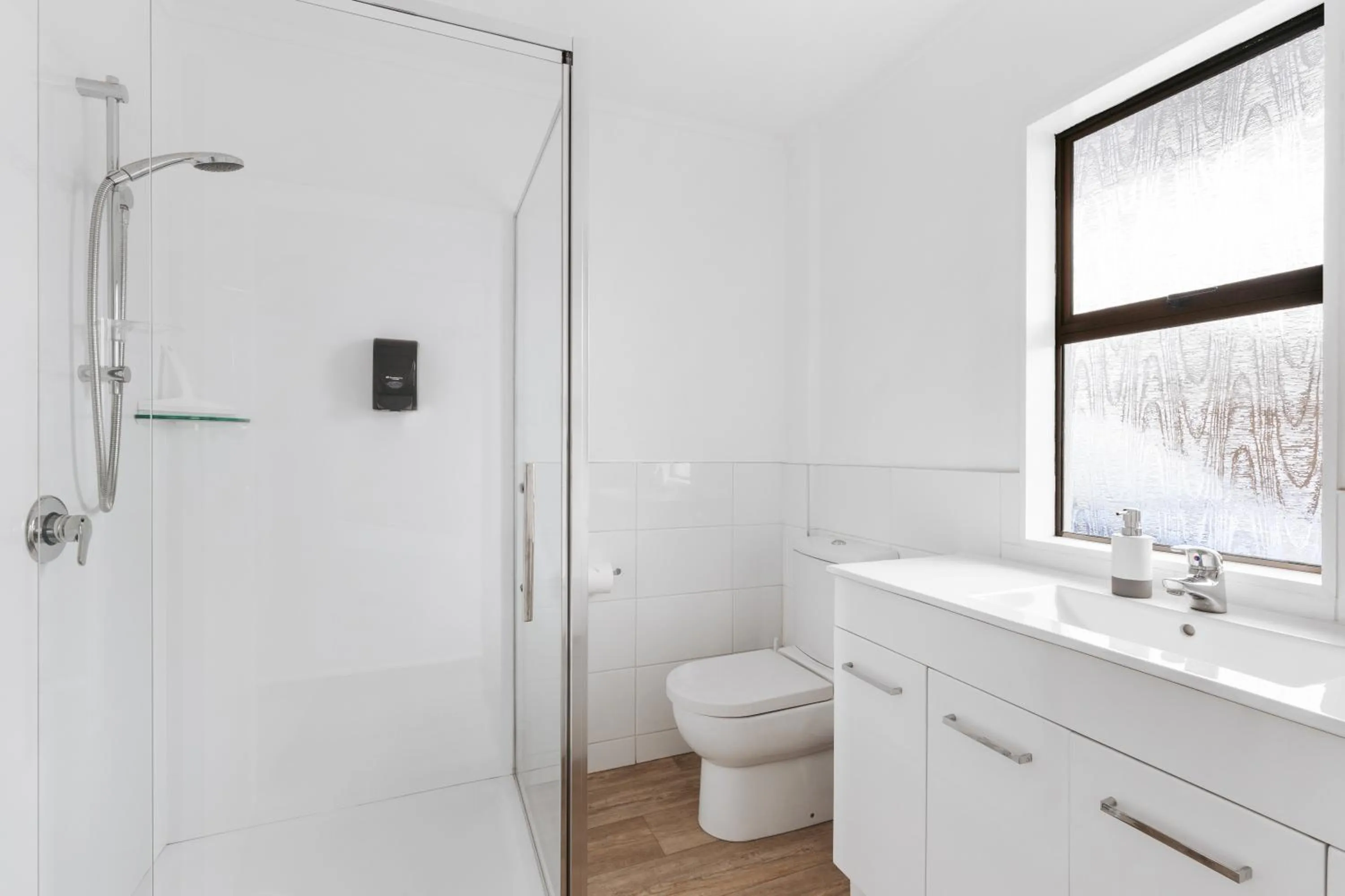 Shower in Cobblestone Court Motel - Wenzel Motels