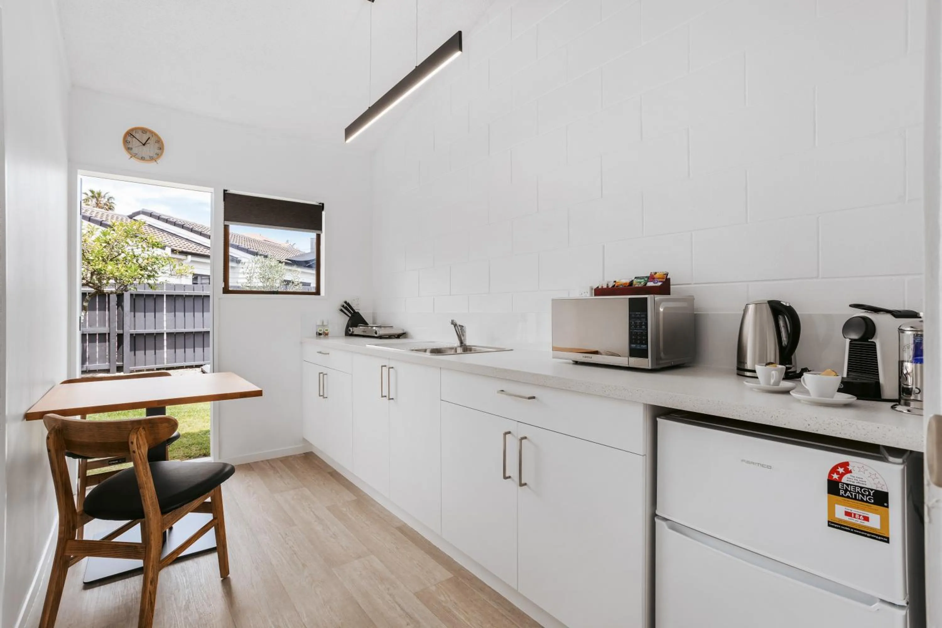 Coffee/tea facilities in Cobblestone Court Motel - Wenzel Motels