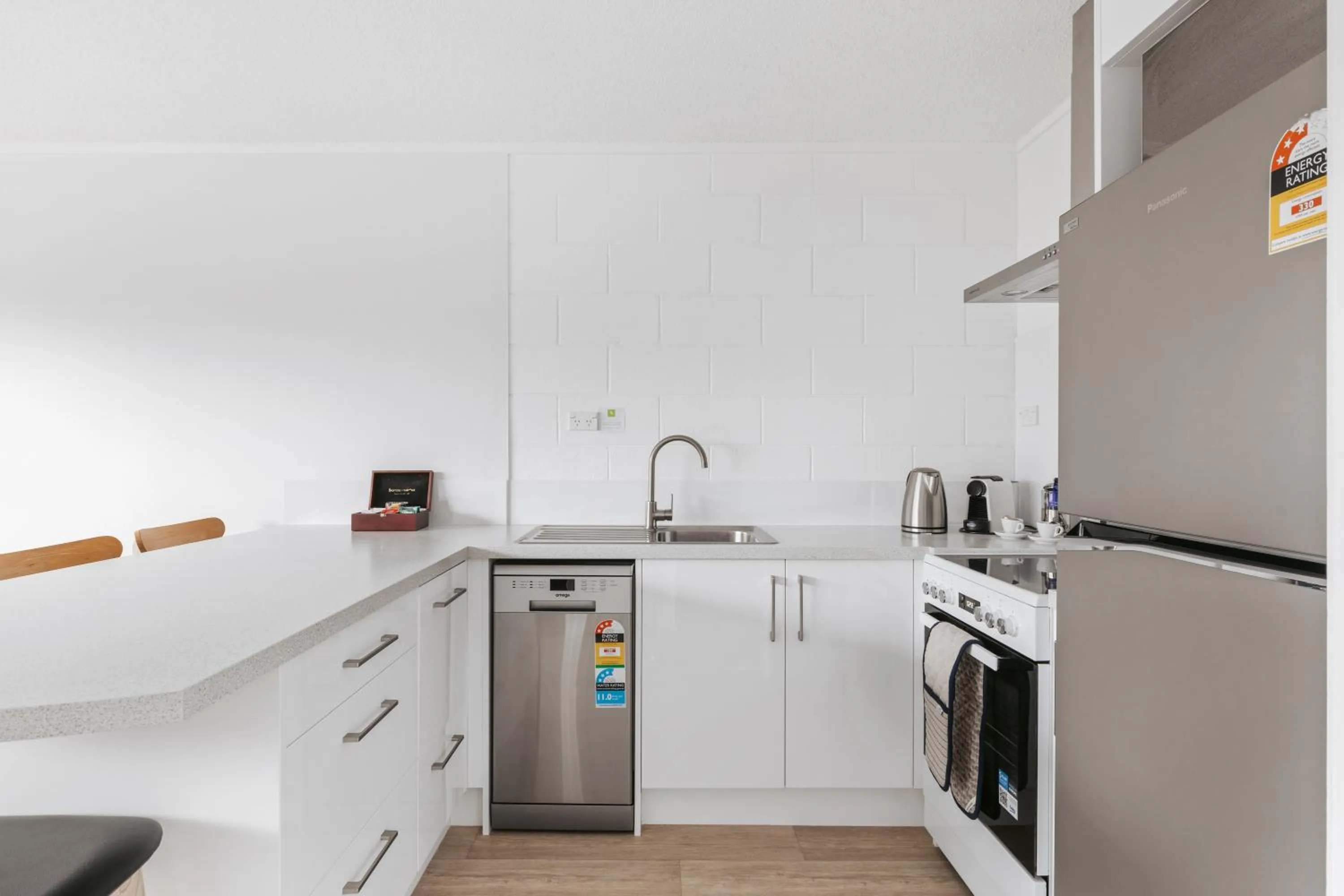 Kitchen or kitchenette in Cobblestone Court Motel - Wenzel Motels