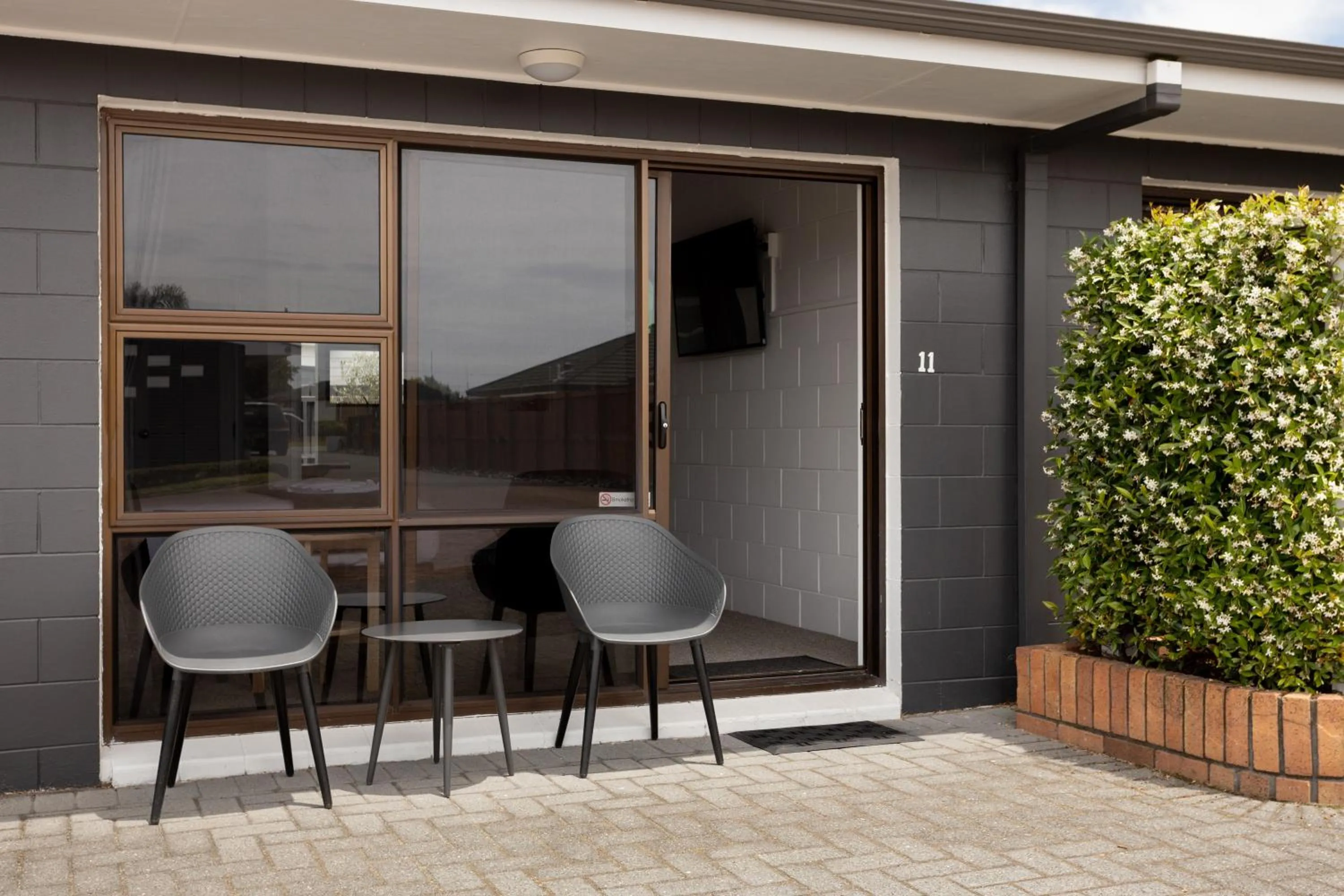 Inner courtyard view in Cobblestone Court Motel - Wenzel Motels