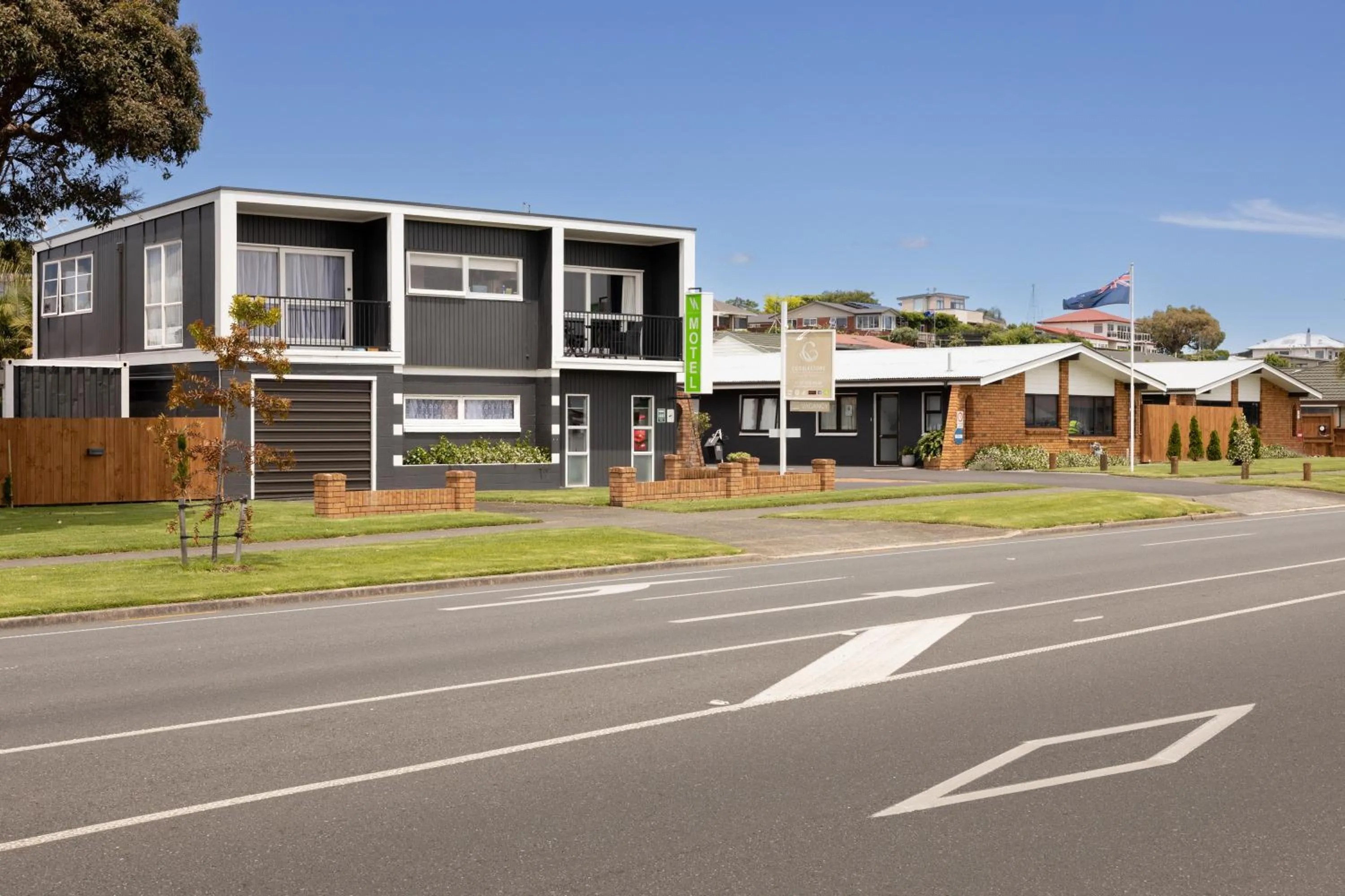 Property building in Cobblestone Court Motel - Wenzel Motels