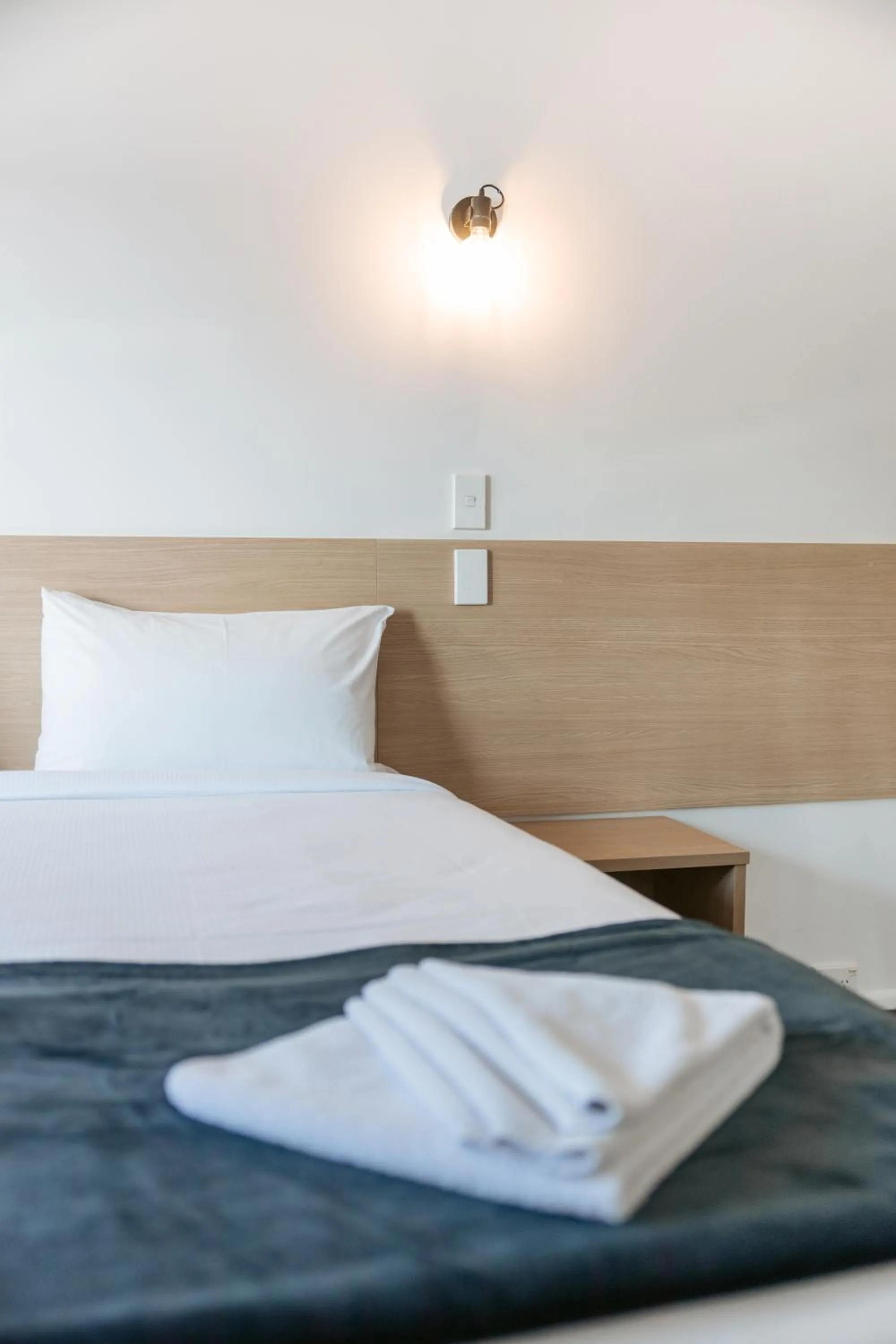 Bed in Cobblestone Court Motel - Wenzel Motels