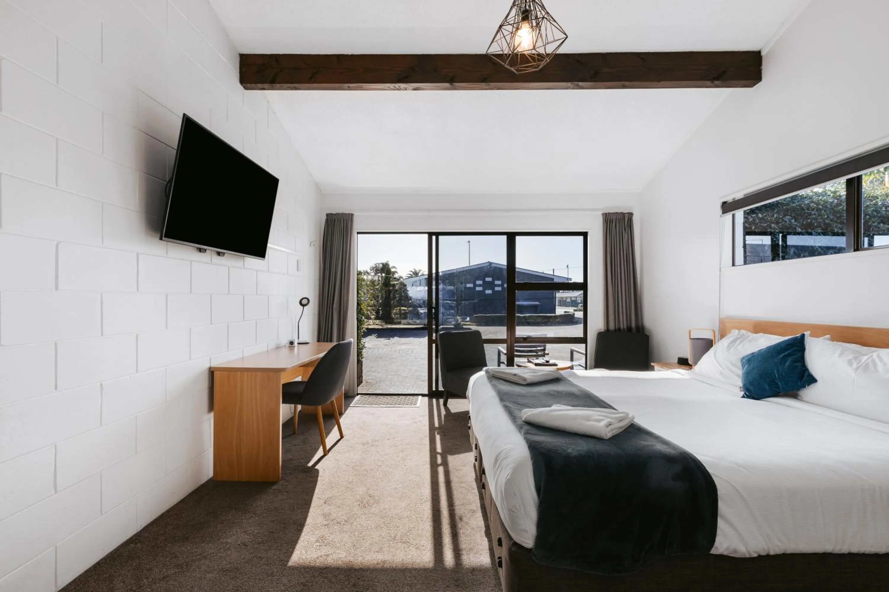 Bed in Cobblestone Court Motel - Wenzel Motels