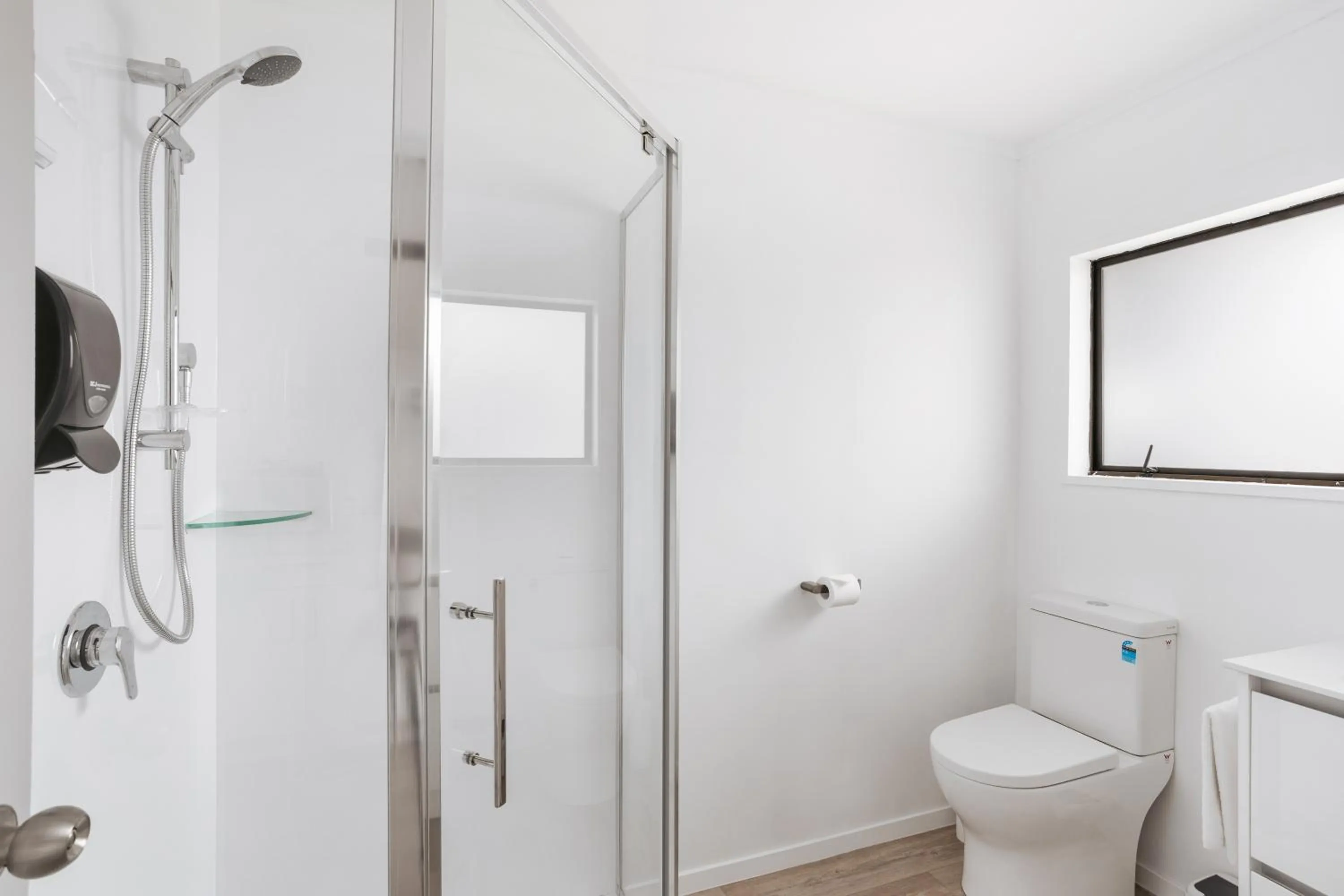 Shower in Cobblestone Court Motel - Wenzel Motels