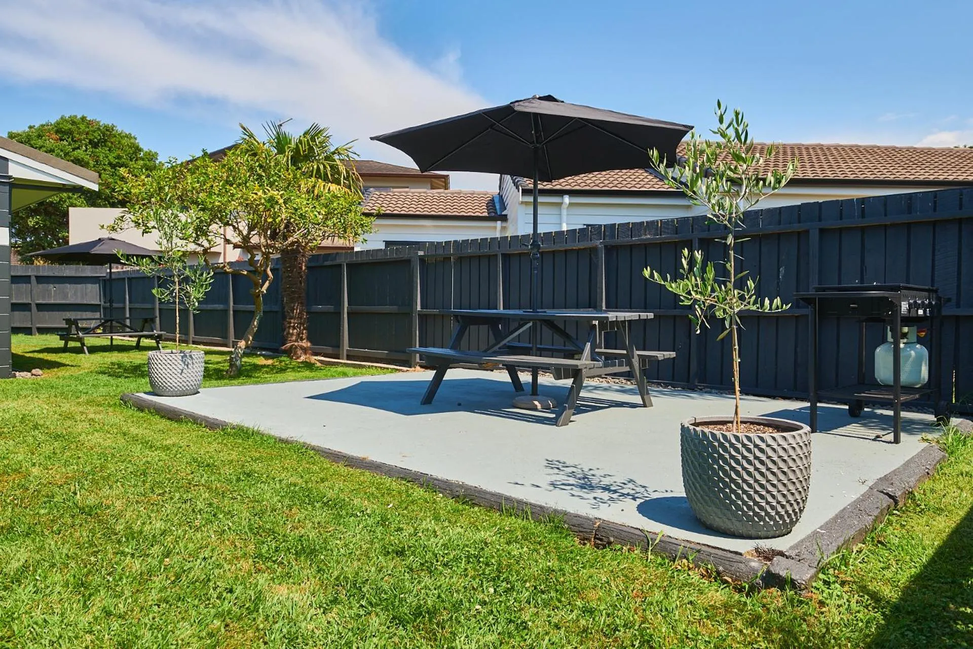 BBQ facilities in Cobblestone Court Motel - Wenzel Motels