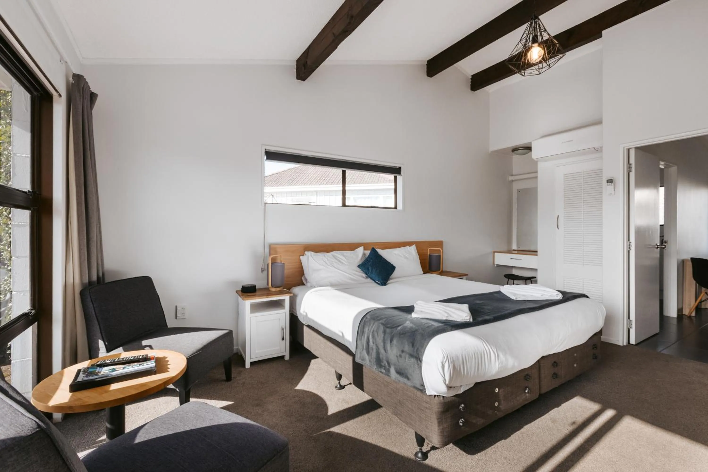 Bed in Cobblestone Court Motel - Wenzel Motels