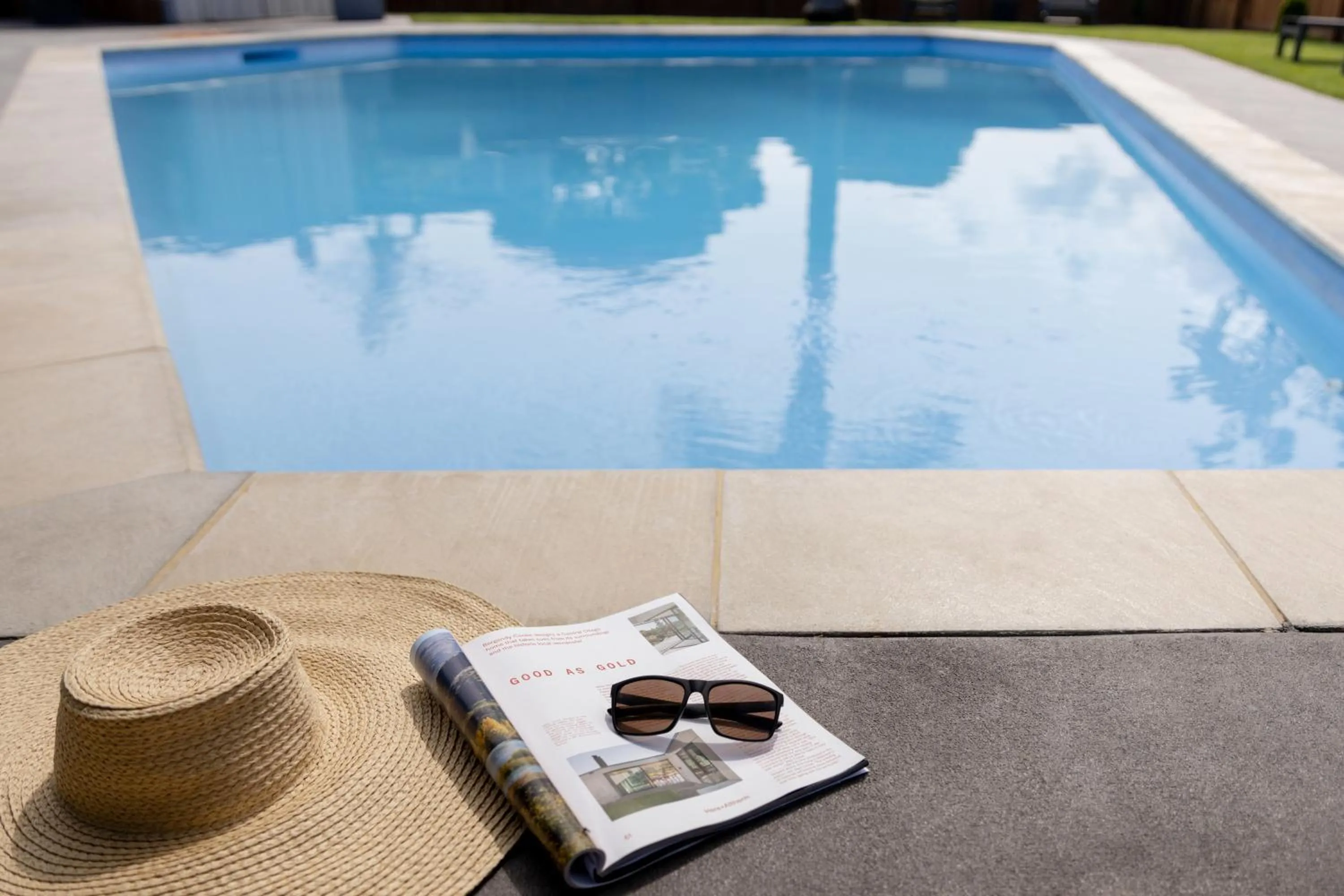 Swimming pool in Cobblestone Court Motel - Wenzel Motels