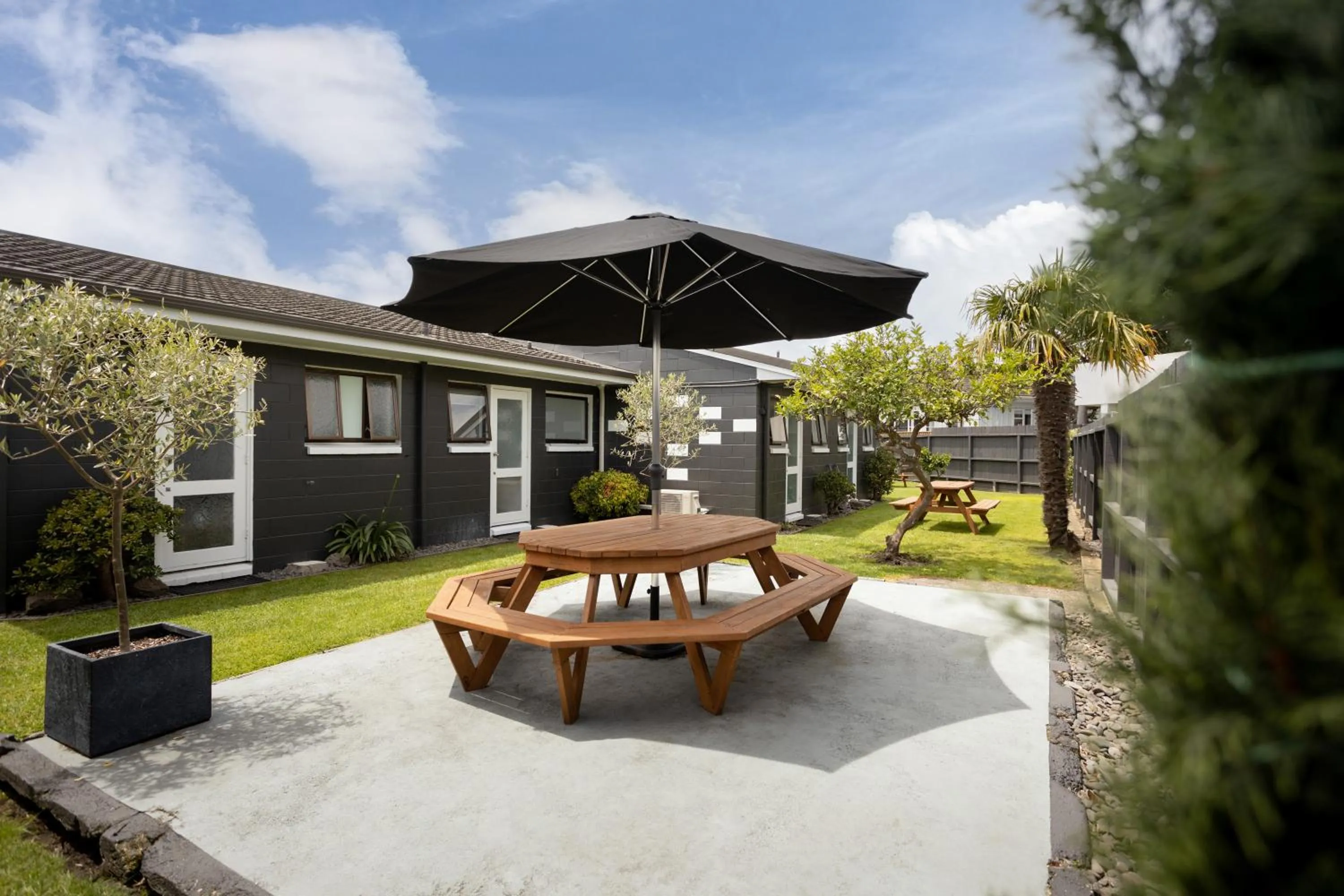 BBQ facilities in Cobblestone Court Motel - Wenzel Motels