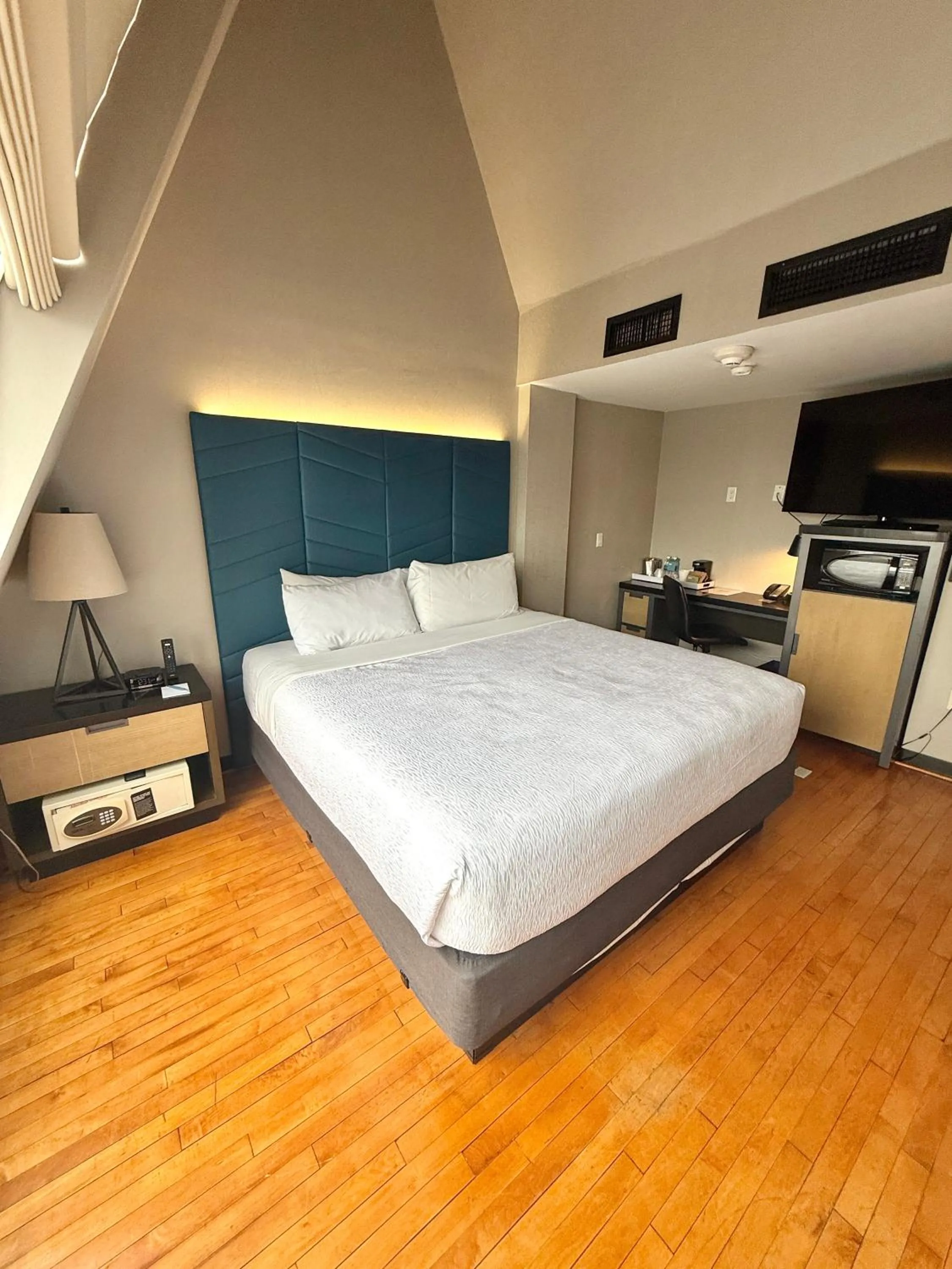 Bed in Four Points by Sheraton Manhattan SoHo Village