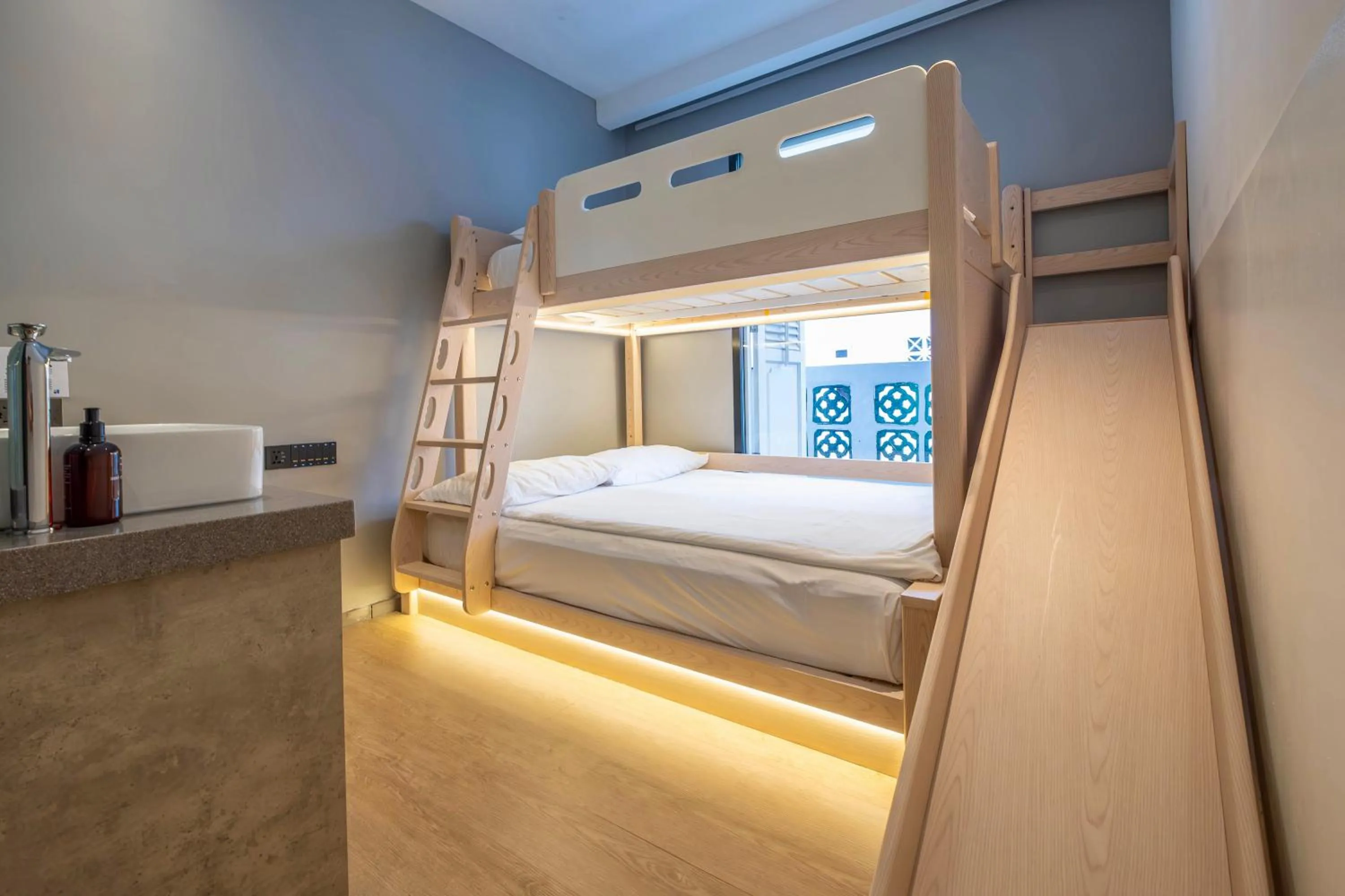 Bed in Rest Chinatown Hotel