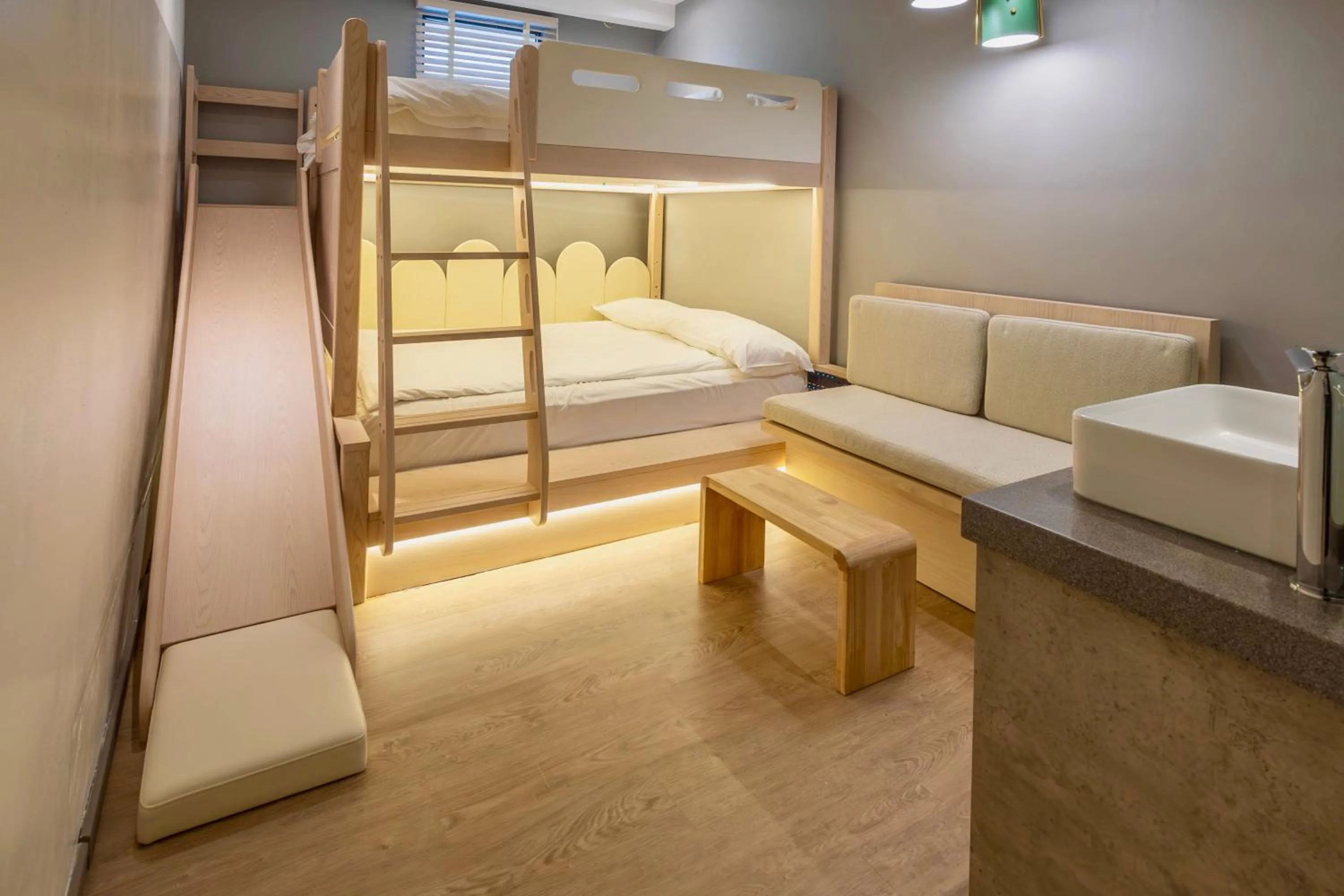 Bed in Rest Chinatown Hotel